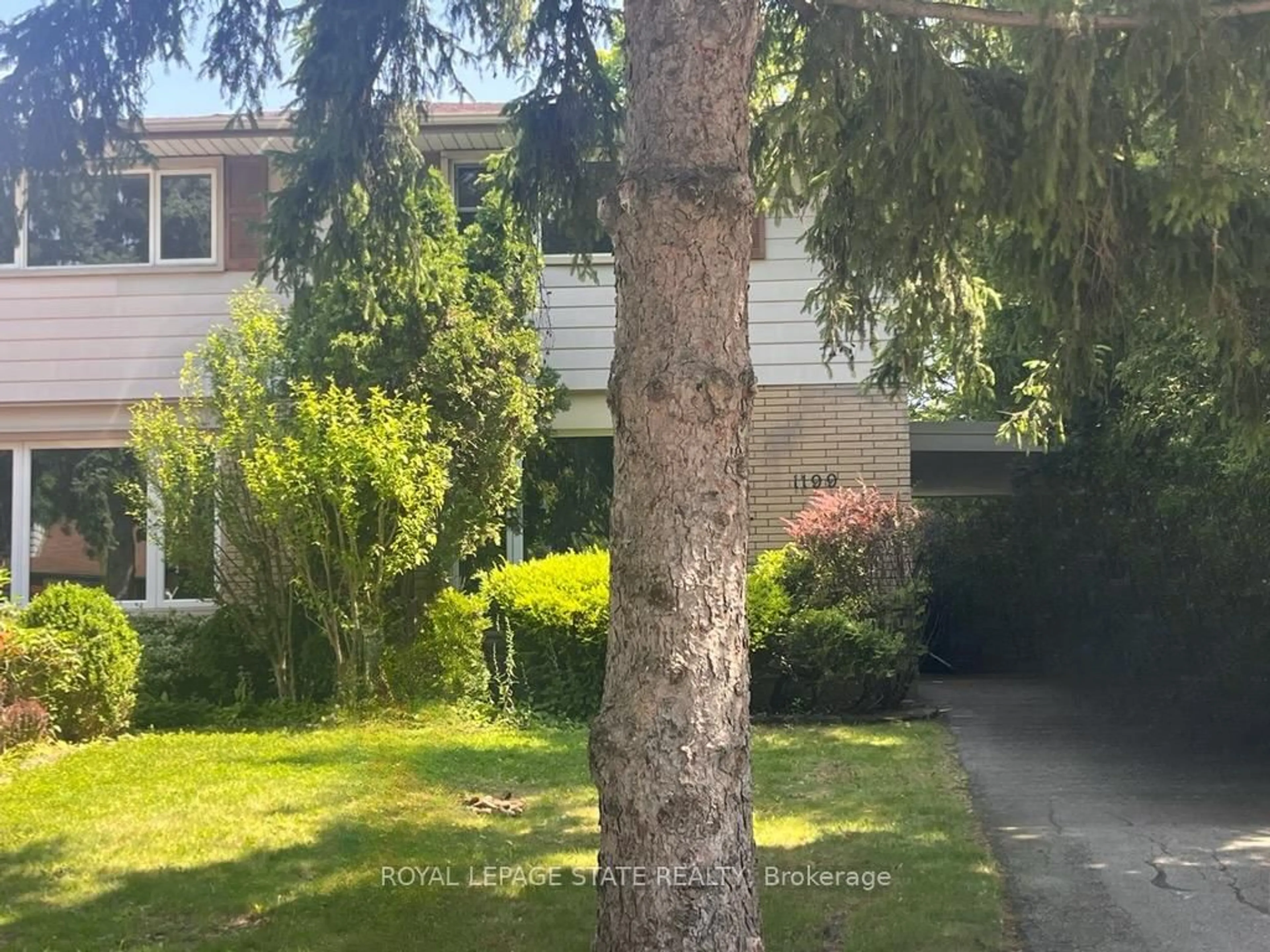 A pic from outside/outdoor area/front of a property/back of a property/a pic from drone, street for 1199 Nottingham Ave, Burlington Ontario L7P 2R5