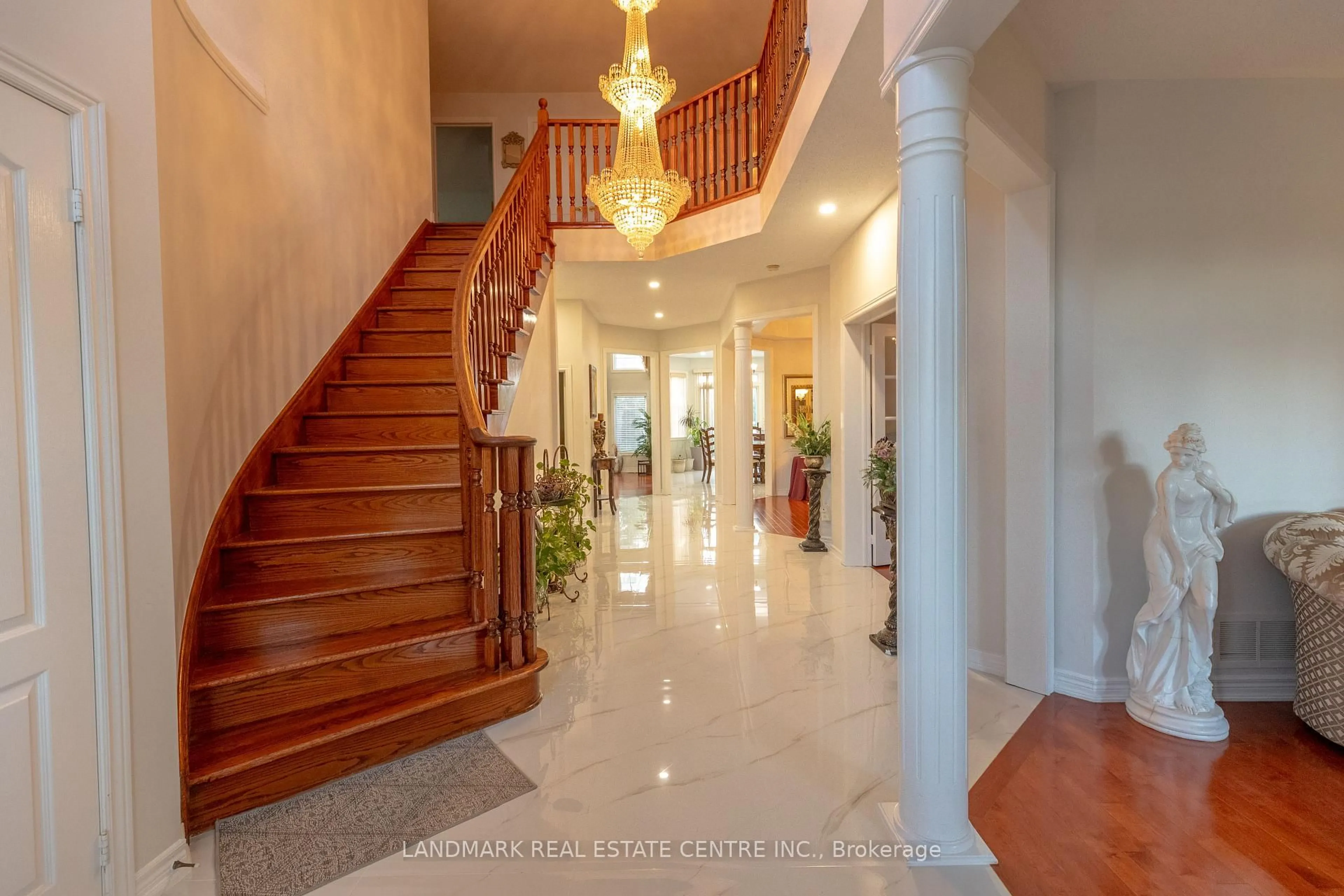 Indoor foyer for 12 Highvalley Circ, Brampton Ontario L6P 2C6