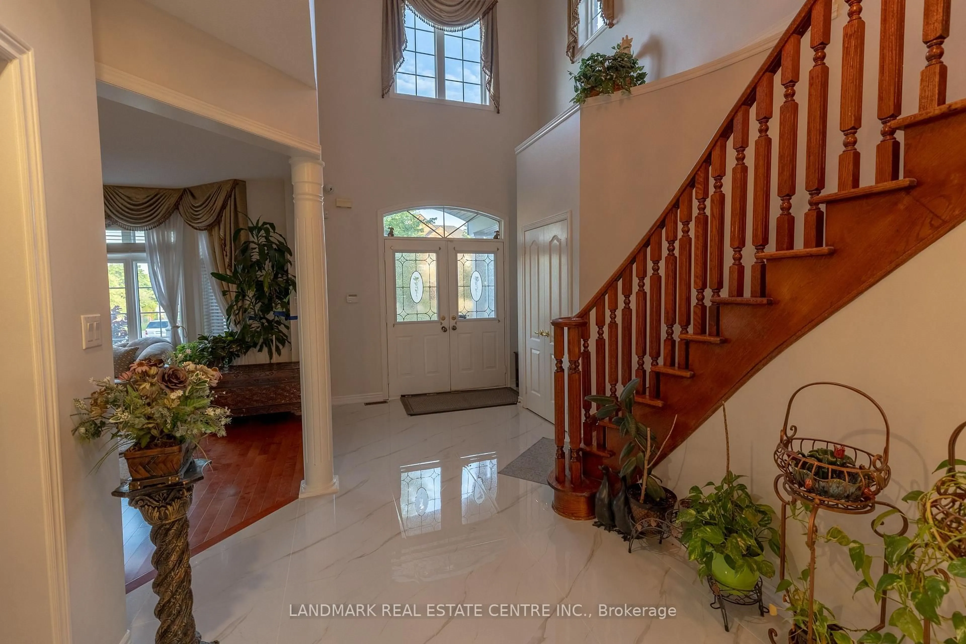 Indoor foyer for 12 Highvalley Circ, Brampton Ontario L6P 2C6