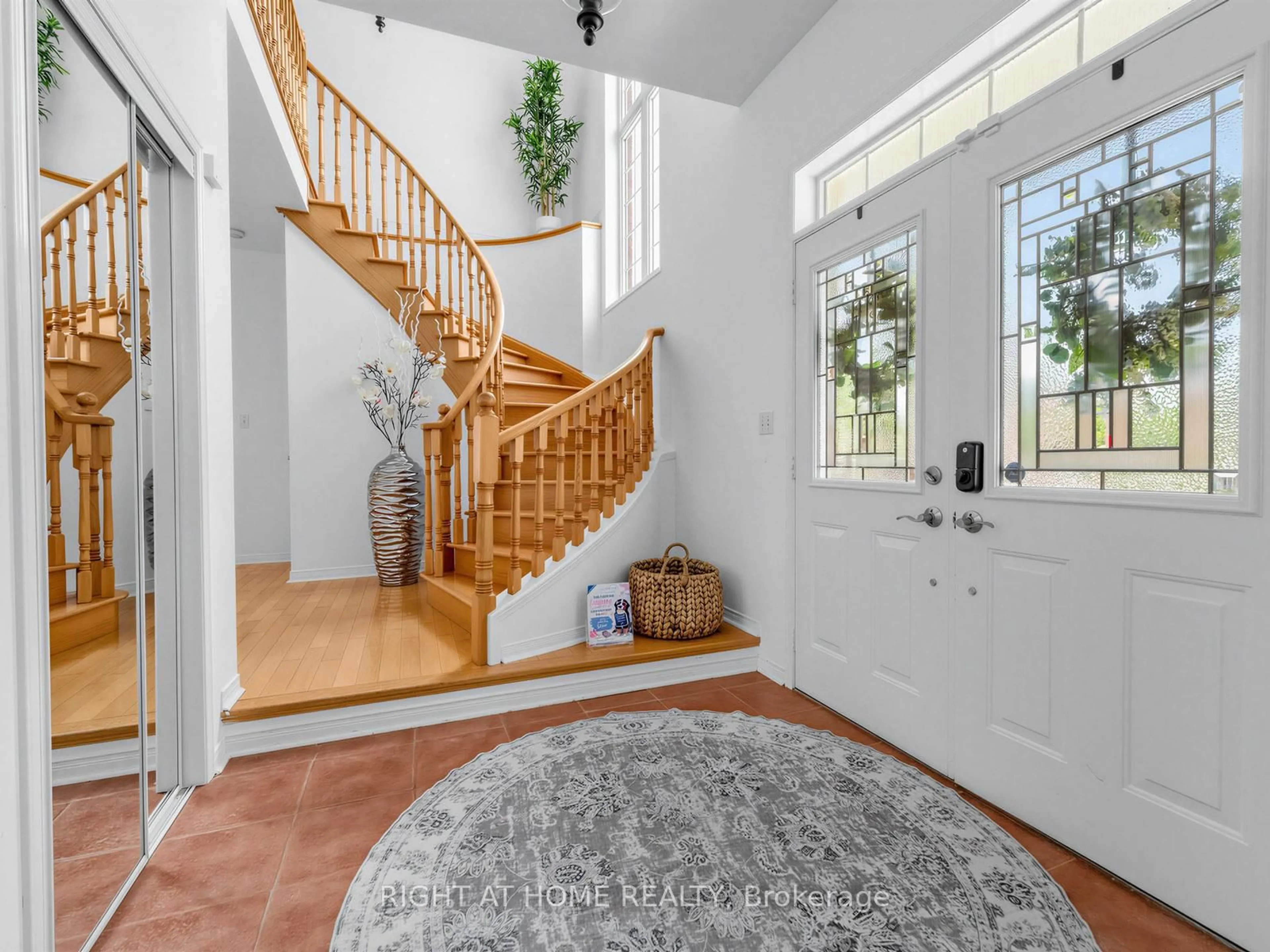 Indoor entryway for 2042 Quinte St, Burlington Ontario L7L 7B9