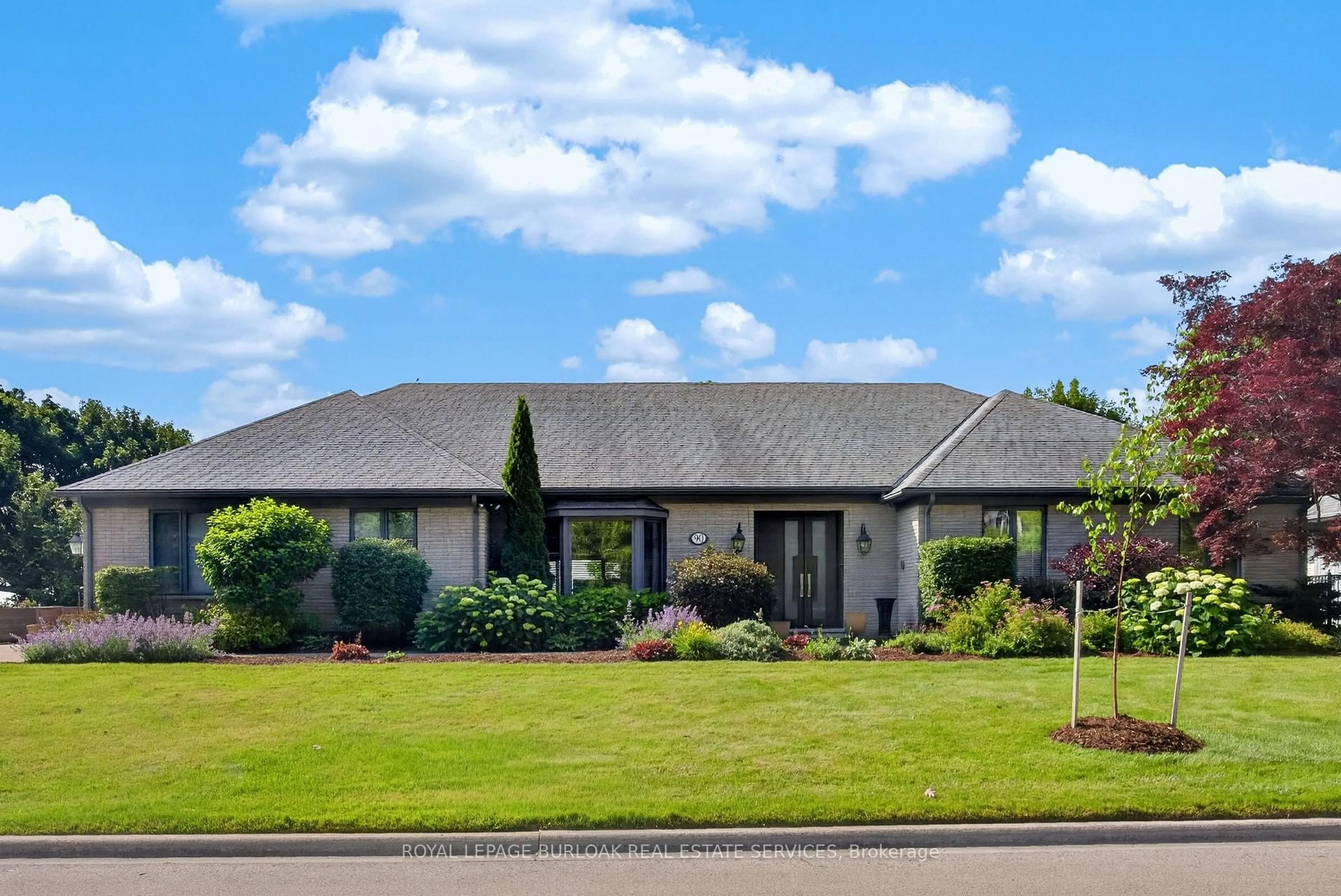 Home with vinyl exterior material, street for 90 Oaklands Park Crt, Burlington Ontario L7T 4G9