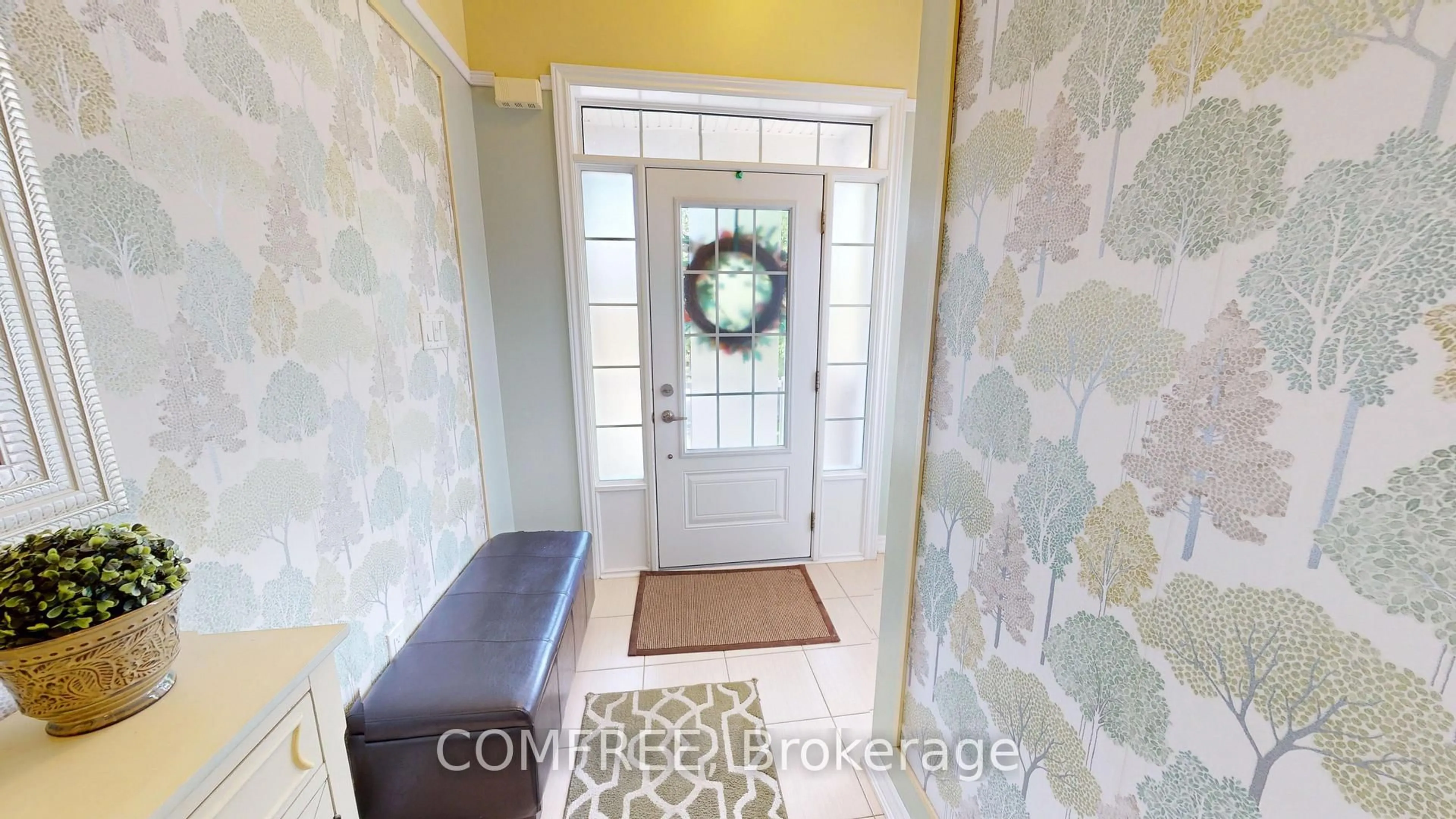 Indoor entryway for 16 Ridgegate Cres, Halton Hills Ontario L7G 0L1
