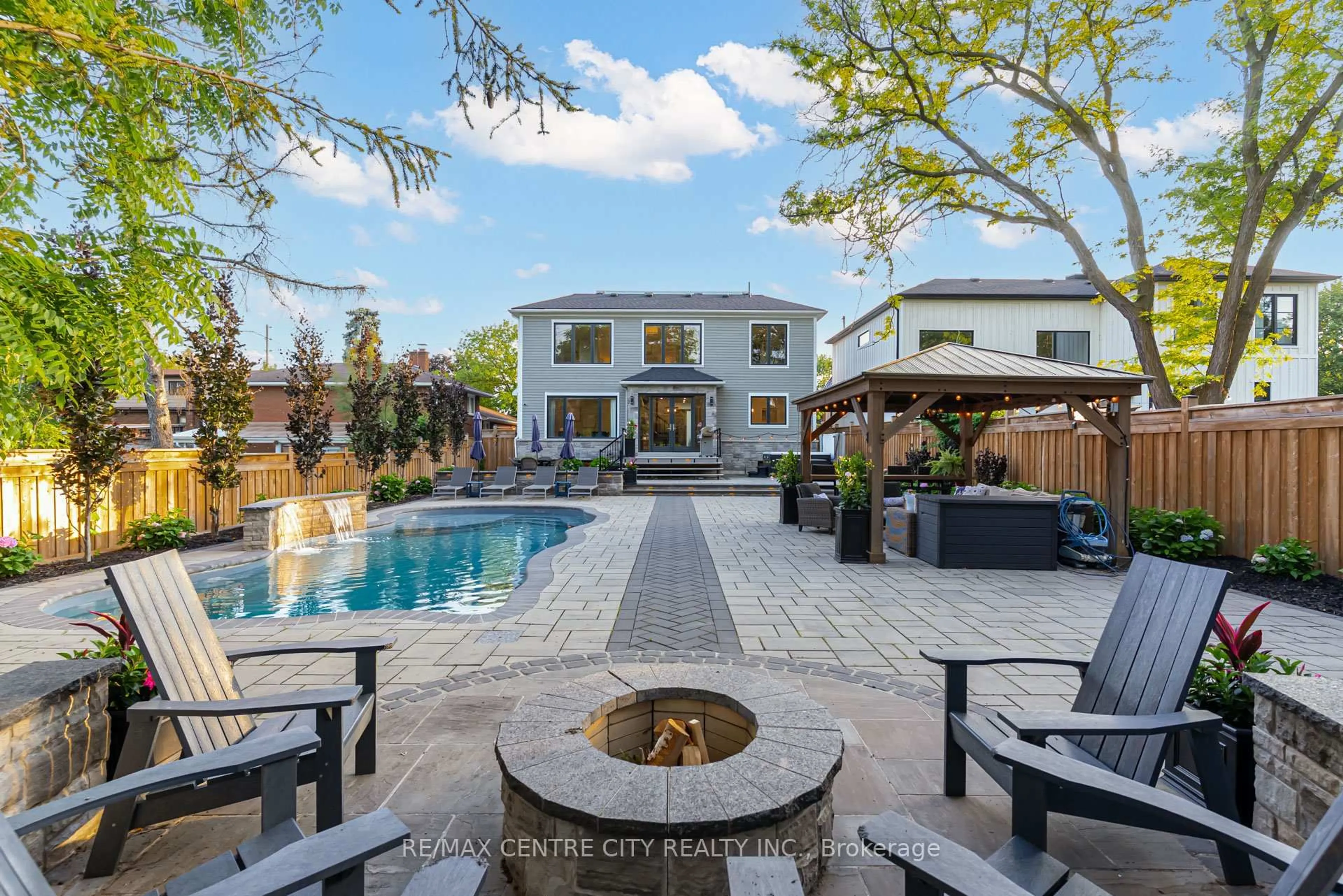 Patio, unknown for 301 Martin St, Milton Ontario L9T 2R7