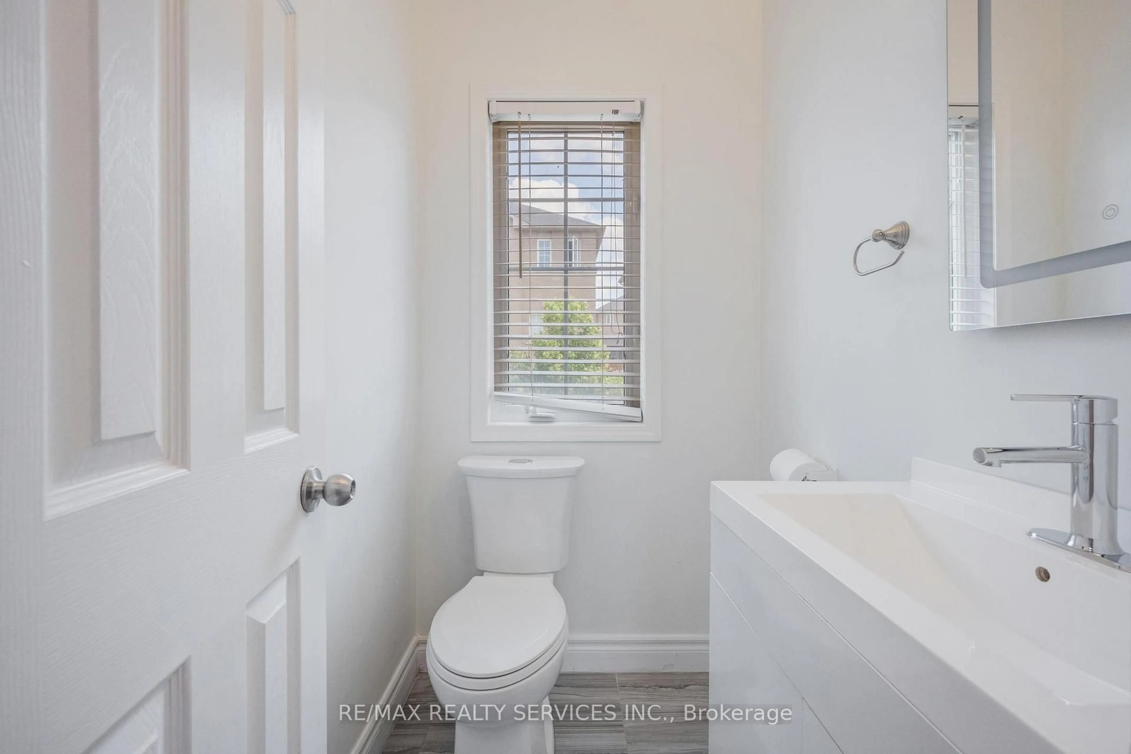 Standard bathroom, ceramic/tile floor for 7155 Magistrate Terr #15, Mississauga Ontario L5W 1Y9