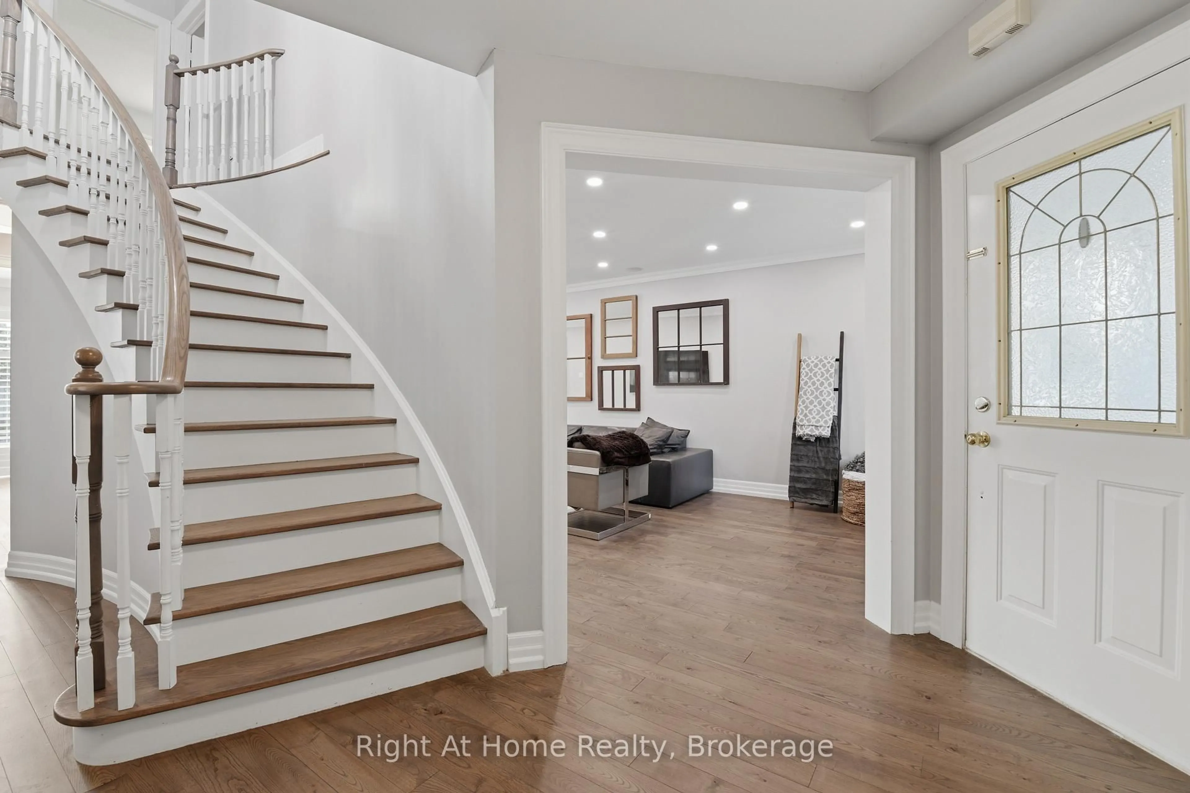 Indoor entryway for 57 Lauchlin Cres, Halton Hills Ontario L7G 5R5