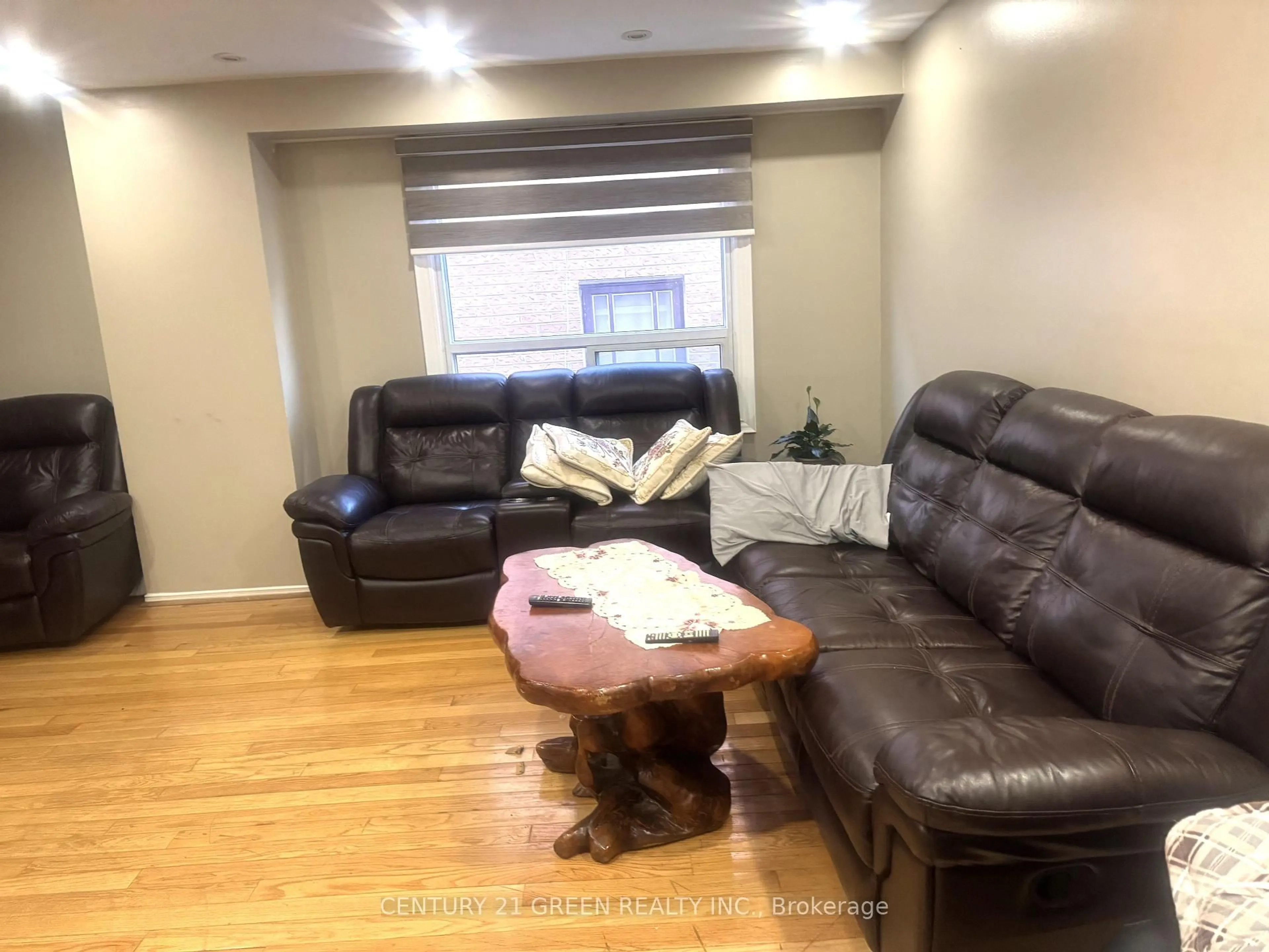 Living room with furniture, wood/laminate floor for 4573 Bismark Cres, Mississauga Ontario L5R 1K1