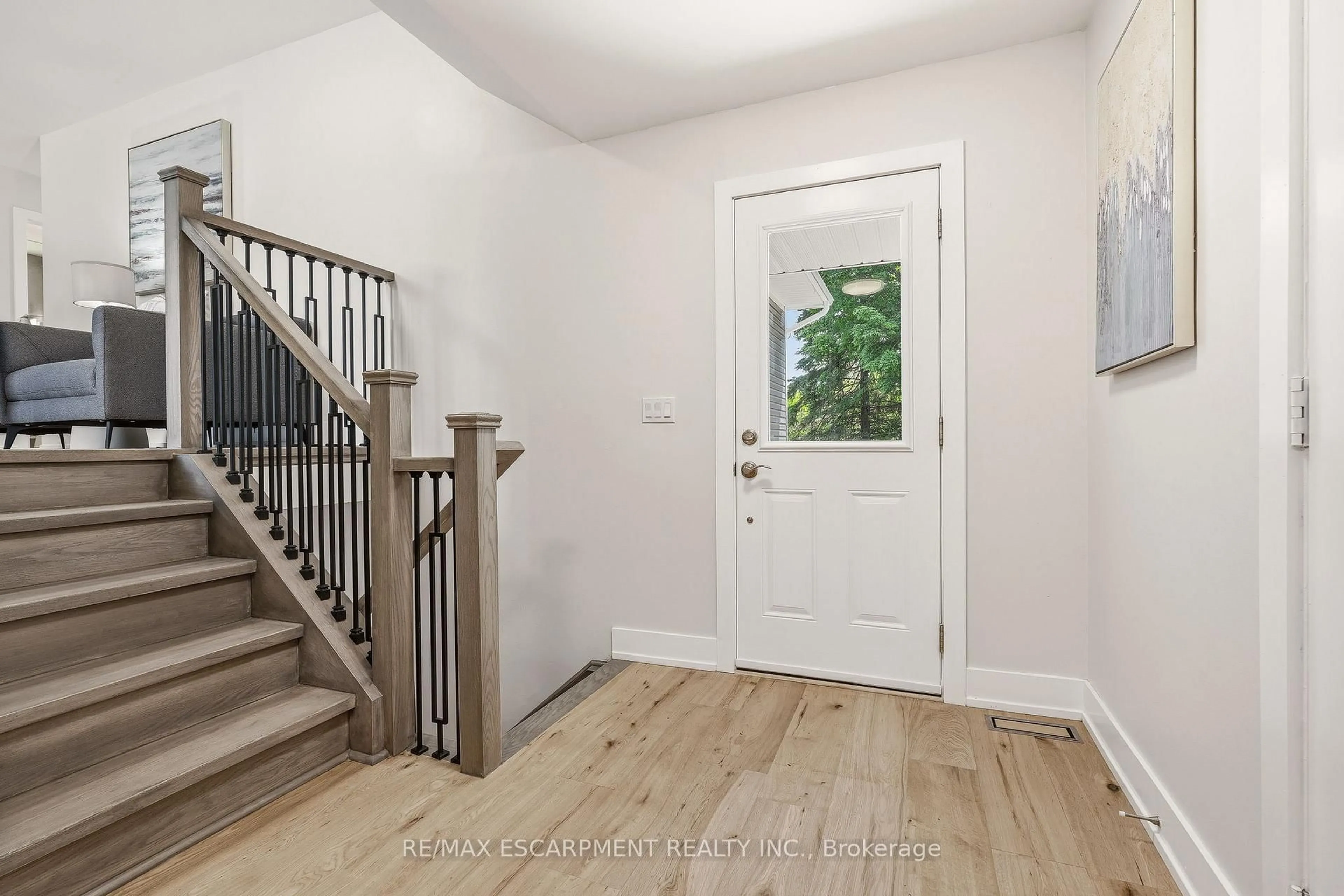 Indoor entryway for 2234 Kilbride St, Burlington Ontario L7P 0J4