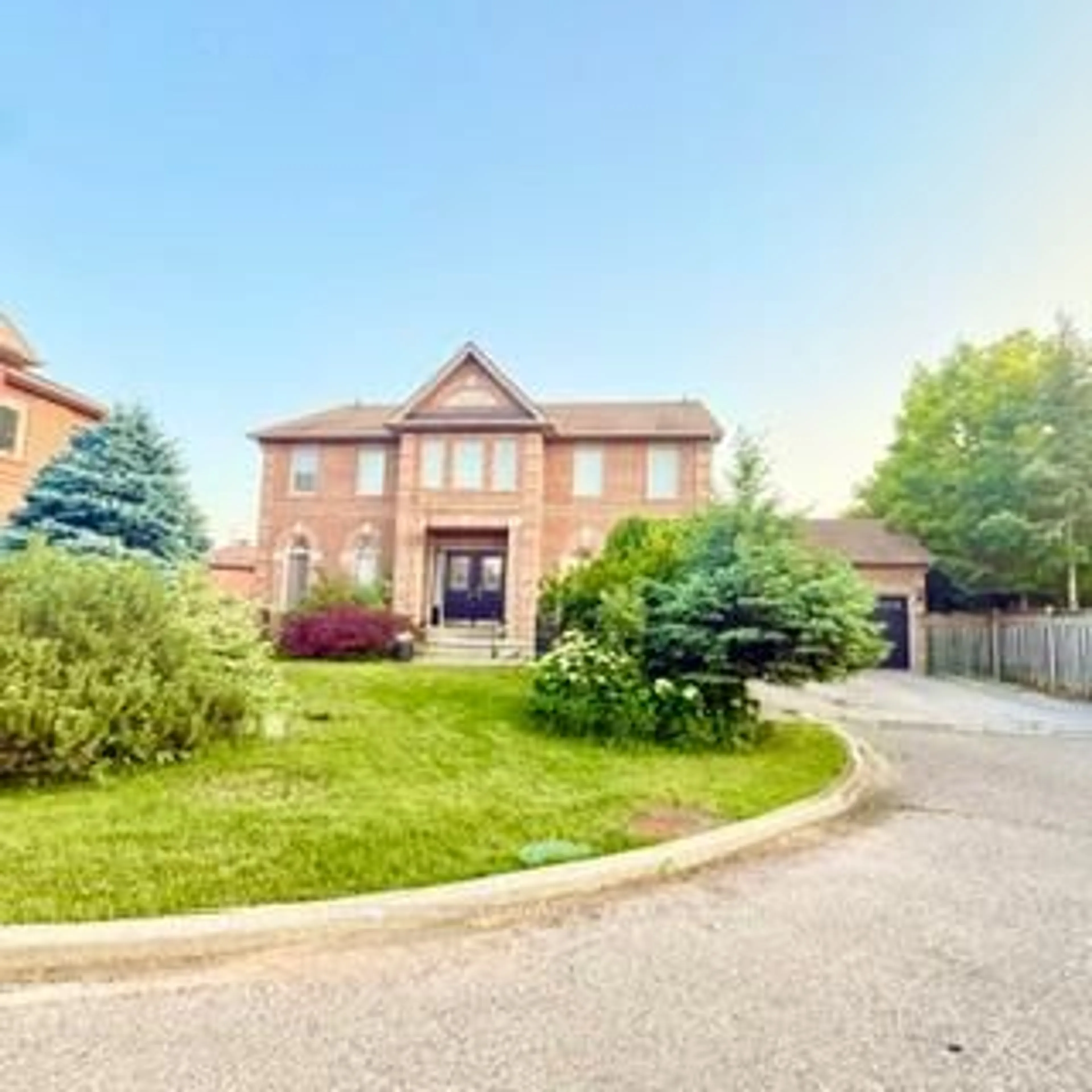 A pic from outside/outdoor area/front of a property/back of a property/a pic from drone, street for 3388 Trelawny Circ, Mississauga Ontario L5N 6N6