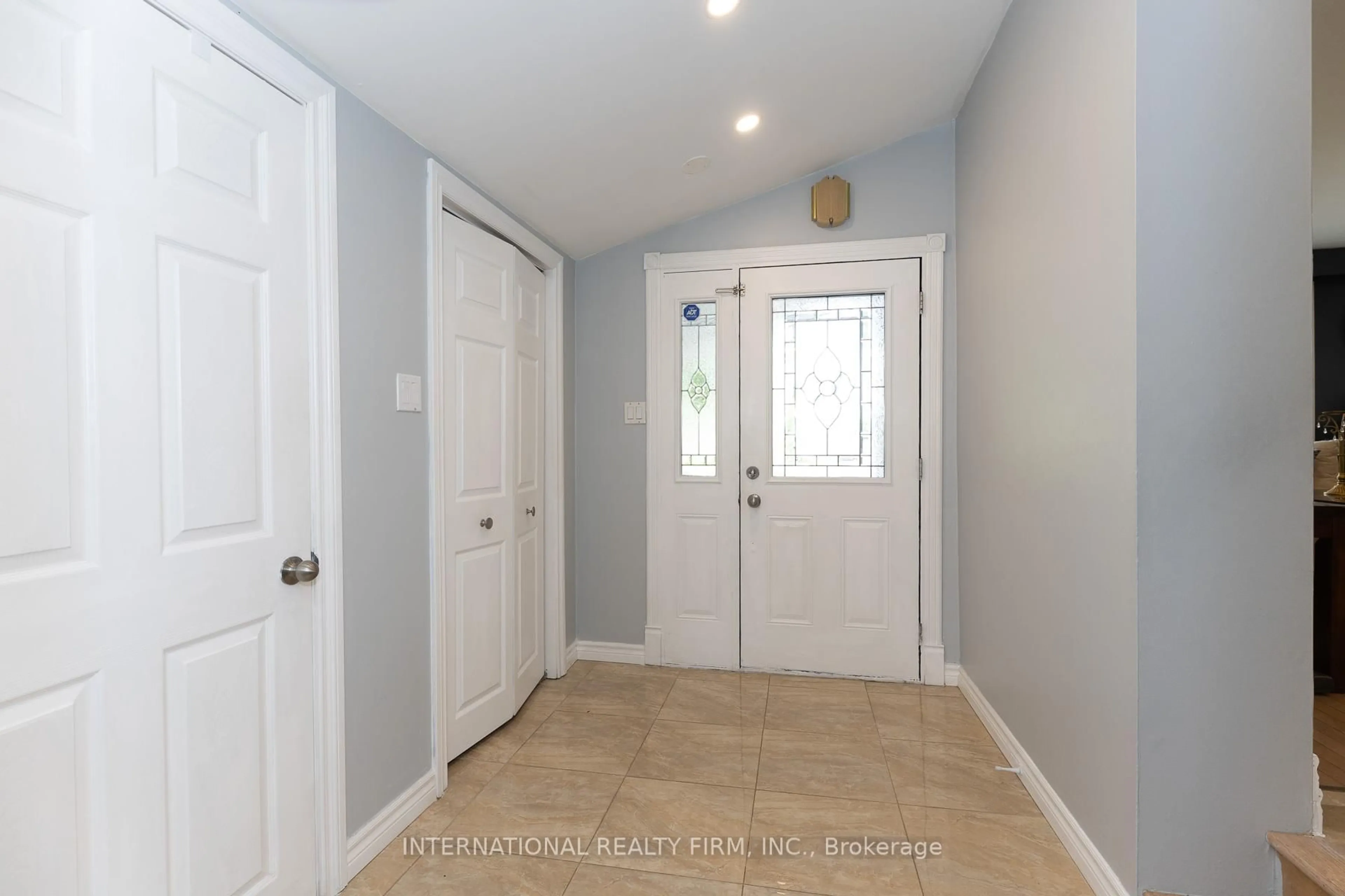 Indoor entryway for 2528 Truscott Dr, Mississauga Ontario L5J 2B5