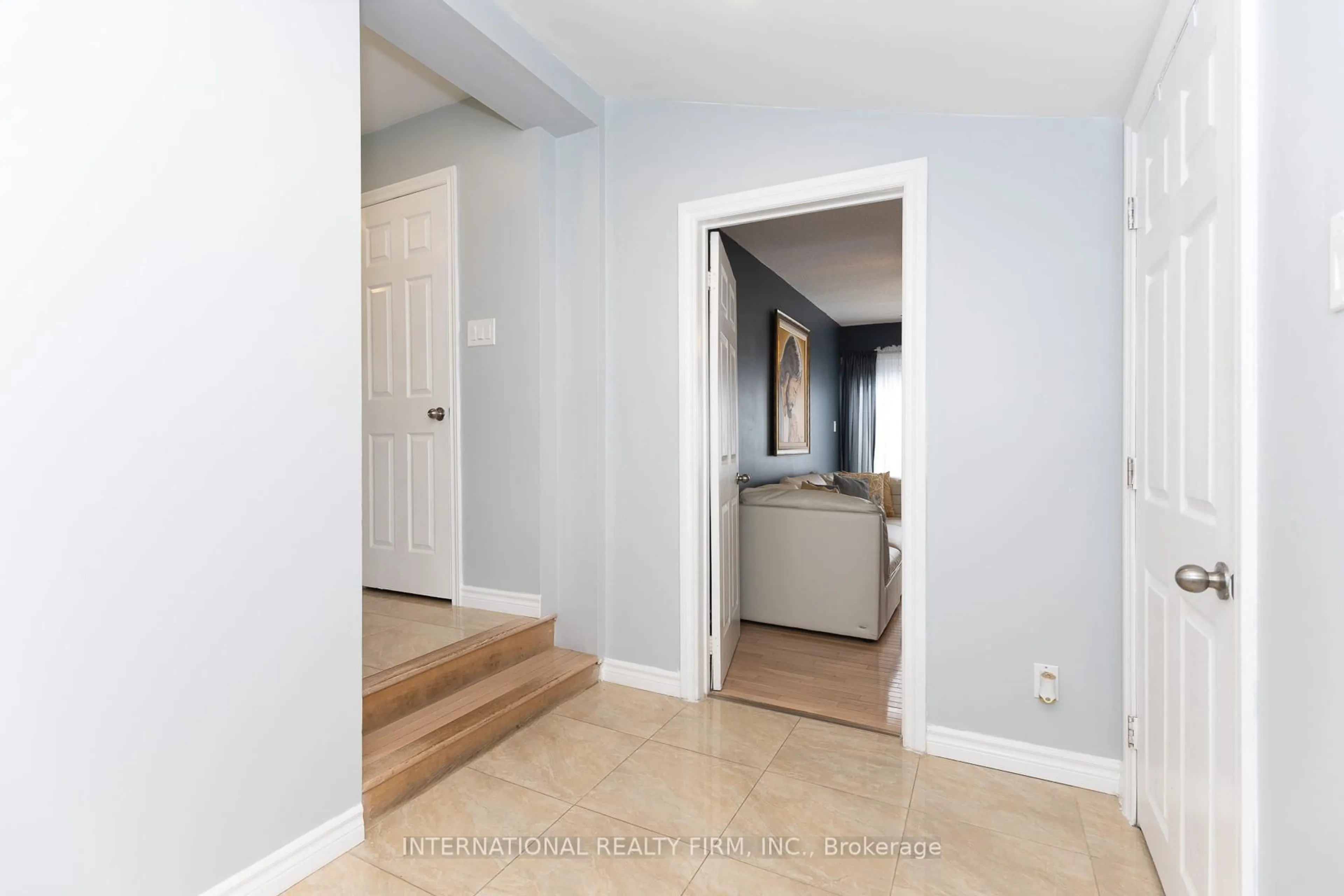 Indoor entryway for 2528 Truscott Dr, Mississauga Ontario L5J 2B5