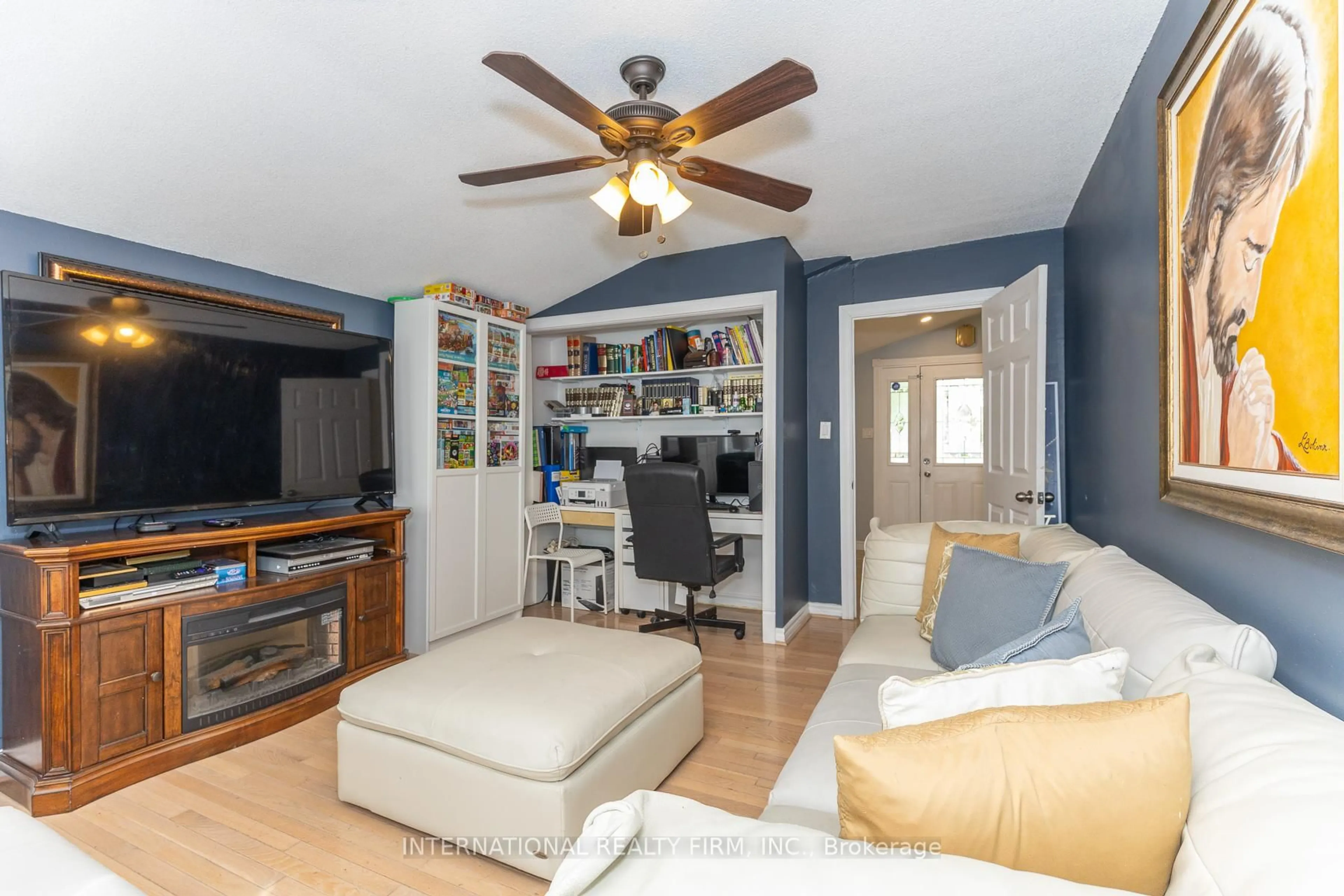 Living room with furniture, wood/laminate floor for 2528 Truscott Dr, Mississauga Ontario L5J 2B5