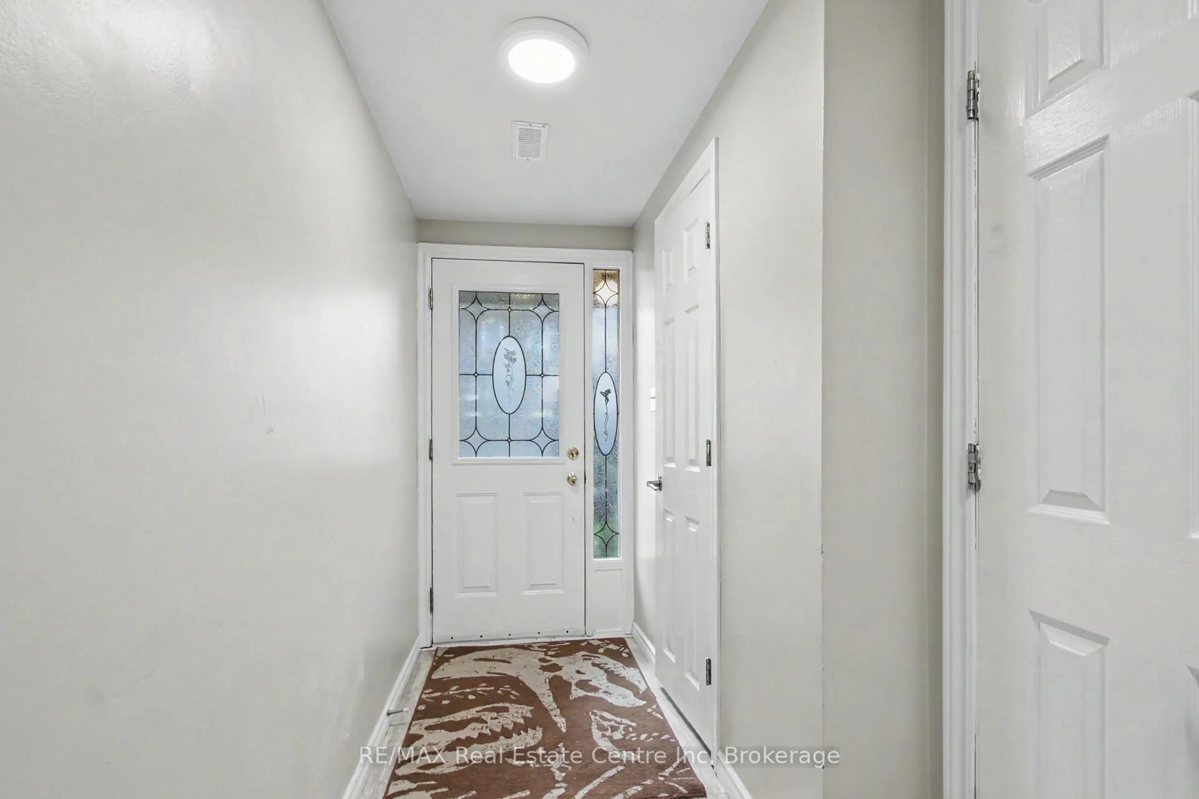 Indoor entryway for 371 Bronte St #49, Milton Ontario L9T 3K5