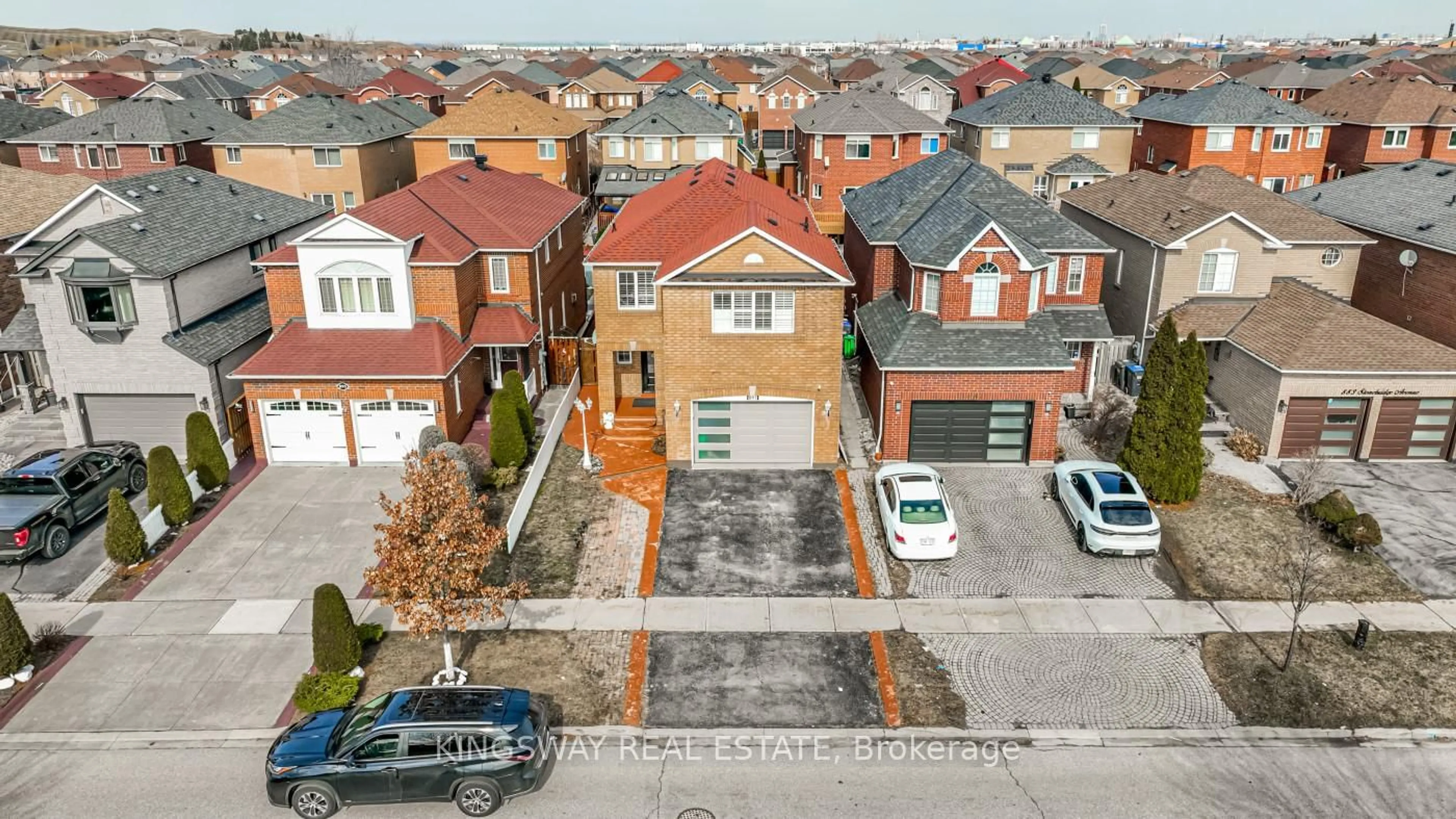 A pic from outside/outdoor area/front of a property/back of a property/a pic from drone, street for 891 STONEBRIDGE Ave, Mississauga Ontario L5V 2L3