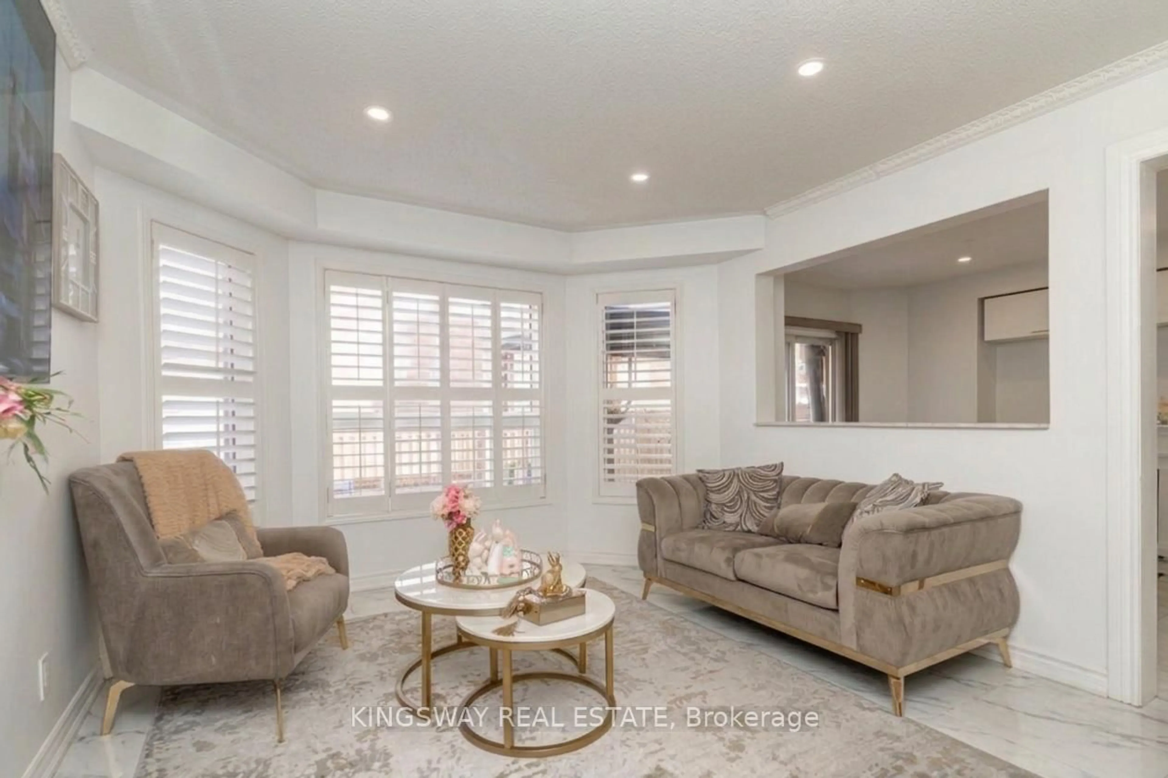 Living room with furniture, unknown for 891 STONEBRIDGE Ave, Mississauga Ontario L5V 2L3