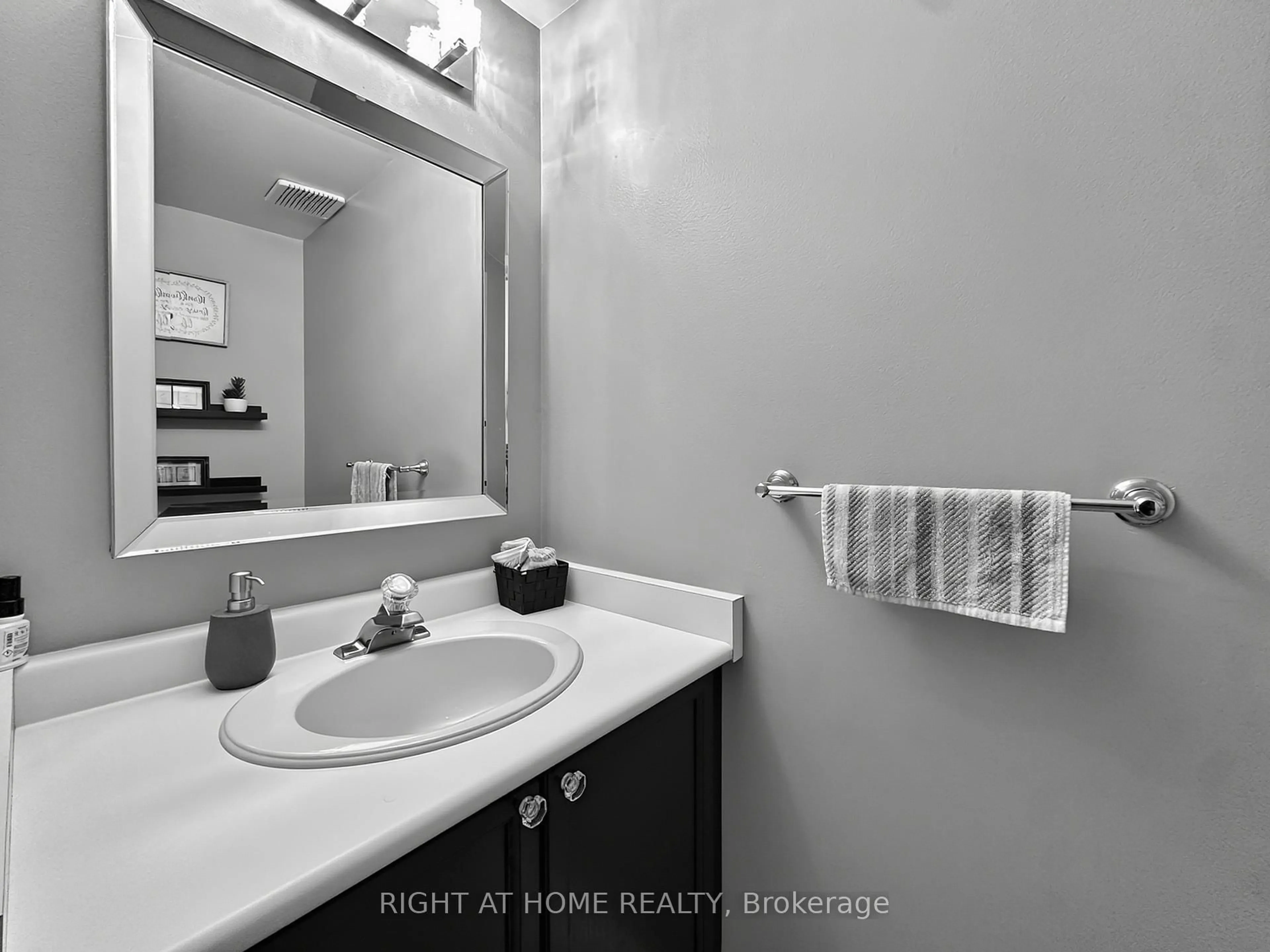 Standard bathroom, unknown for 94 Provincial Pl, Brampton Ontario L6S 6C4