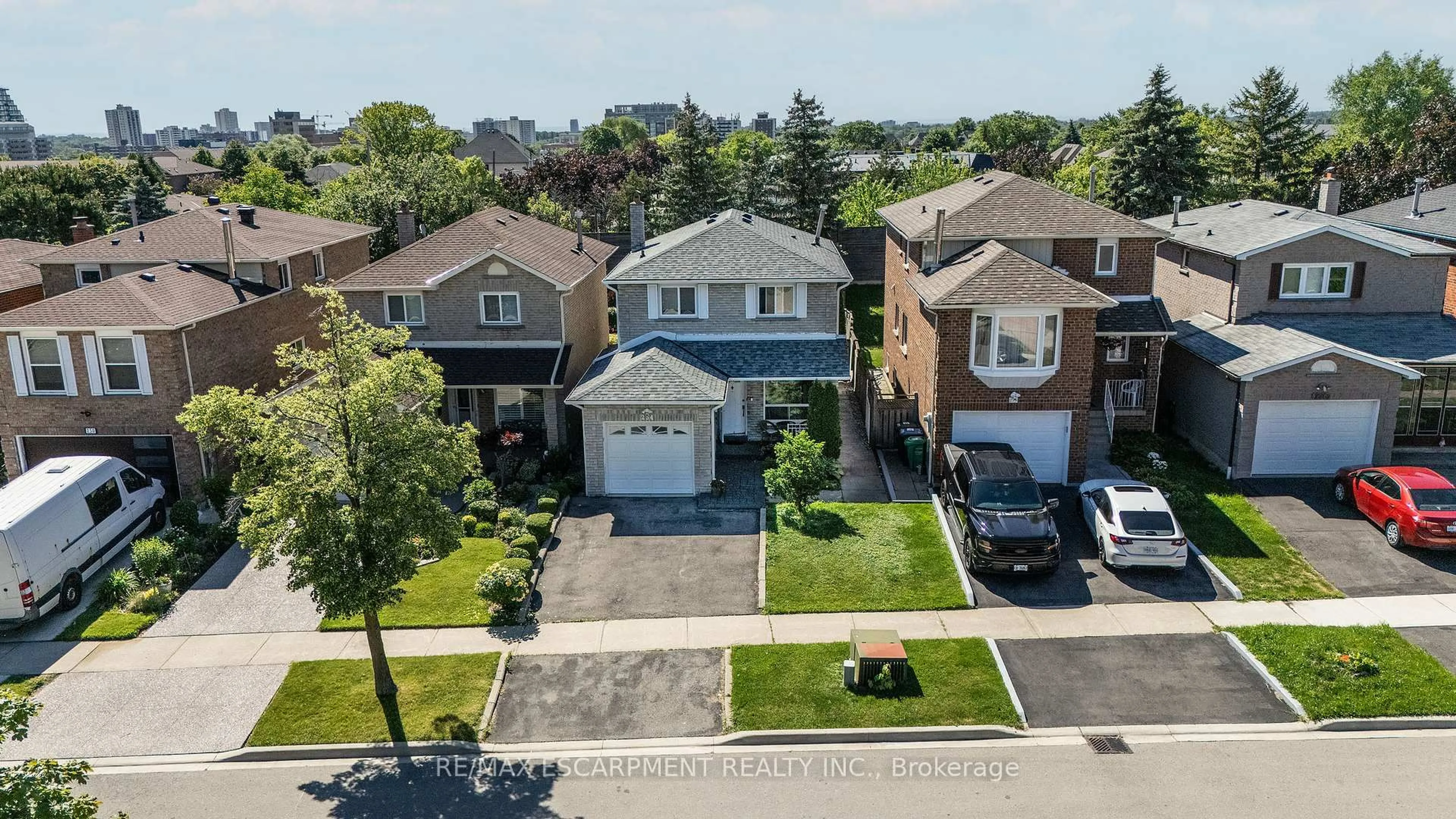 A pic from outside/outdoor area/front of a property/back of a property/a pic from drone, street for 234 Lech Walesa Dr, Mississauga Ontario L5B 3H3