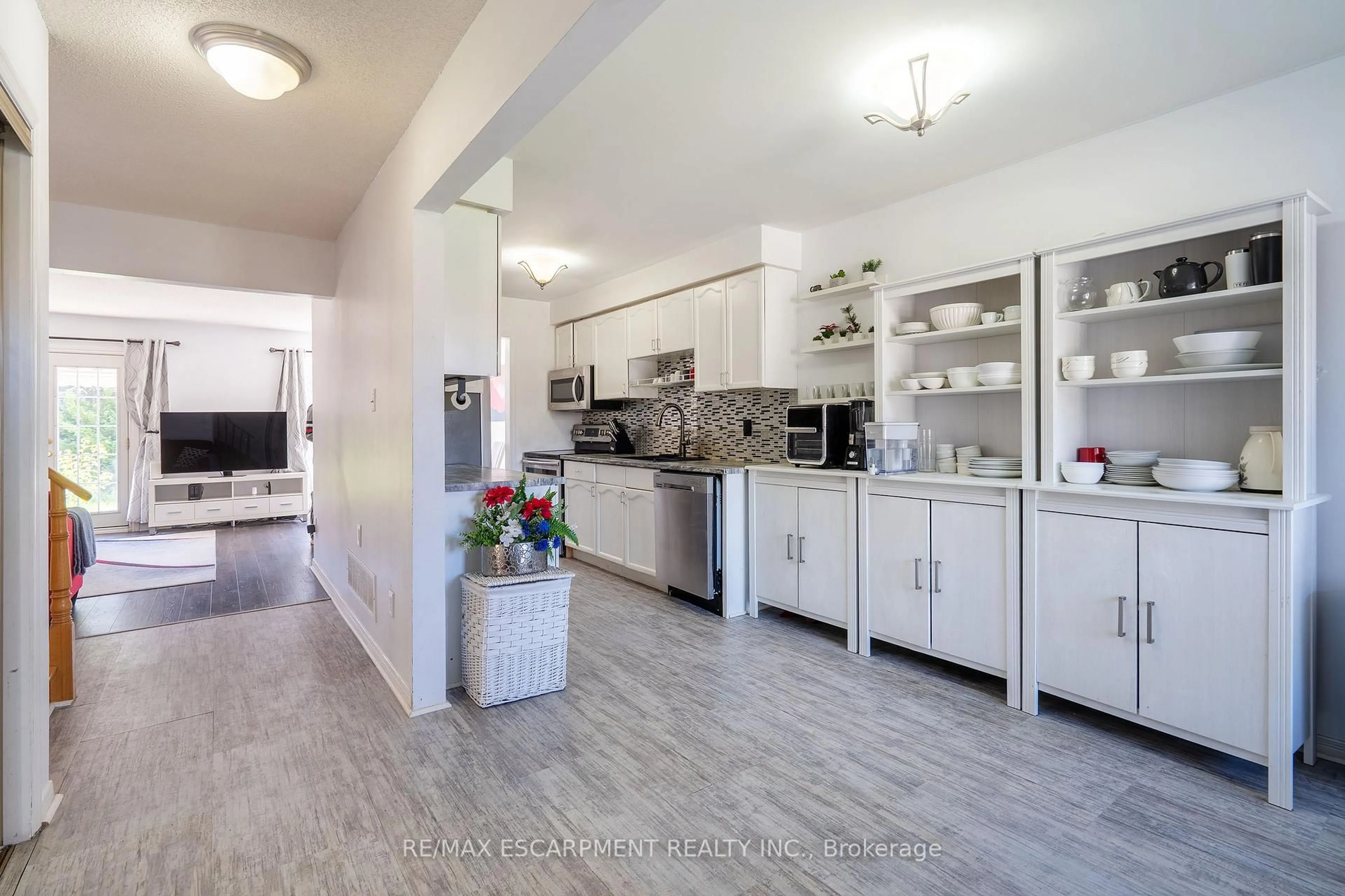 Open concept kitchen, ceramic/tile floor for 234 Lech Walesa Dr, Mississauga Ontario L5B 3H3