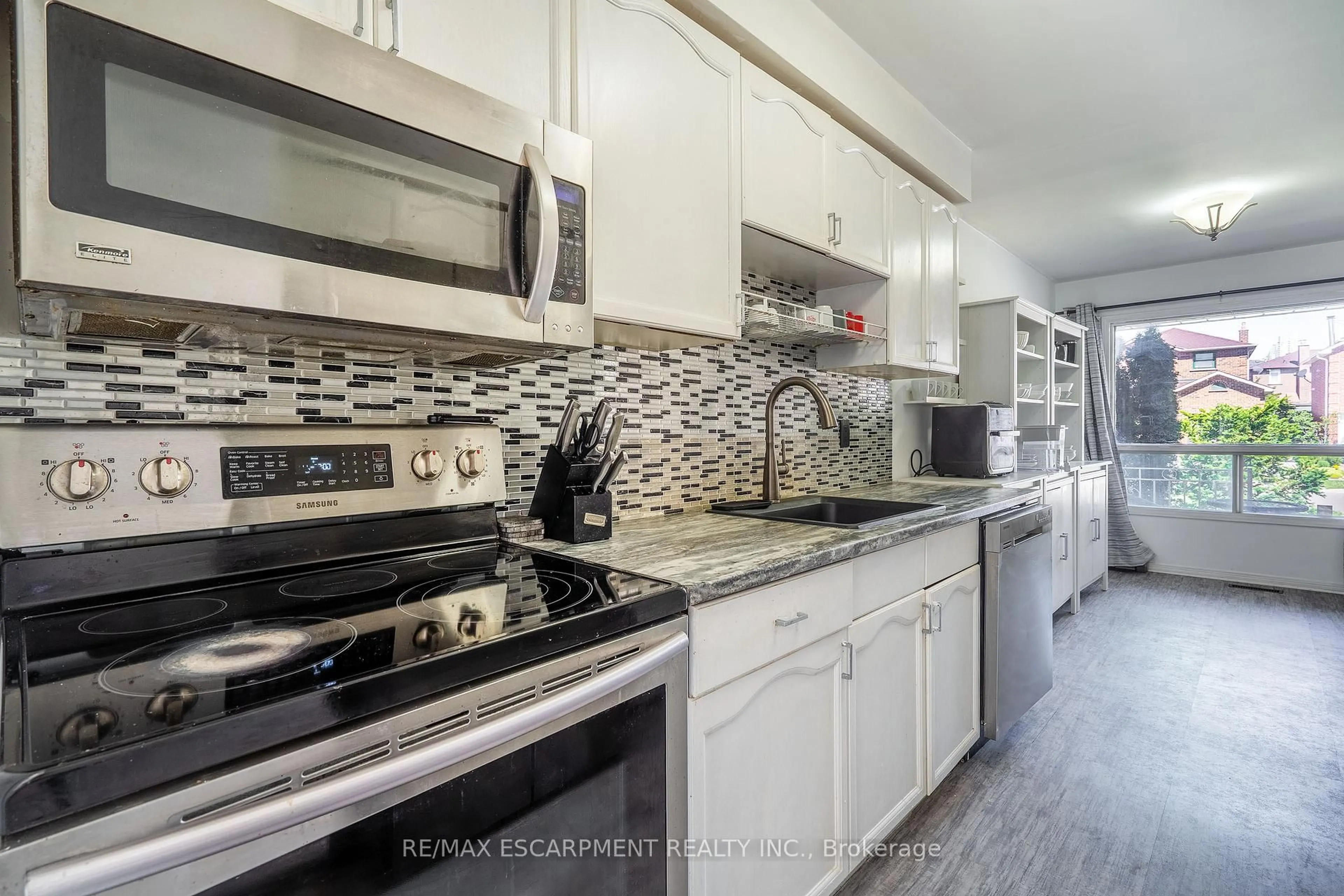 Unknown for 234 Lech Walesa Dr, Mississauga Ontario L5B 3H3