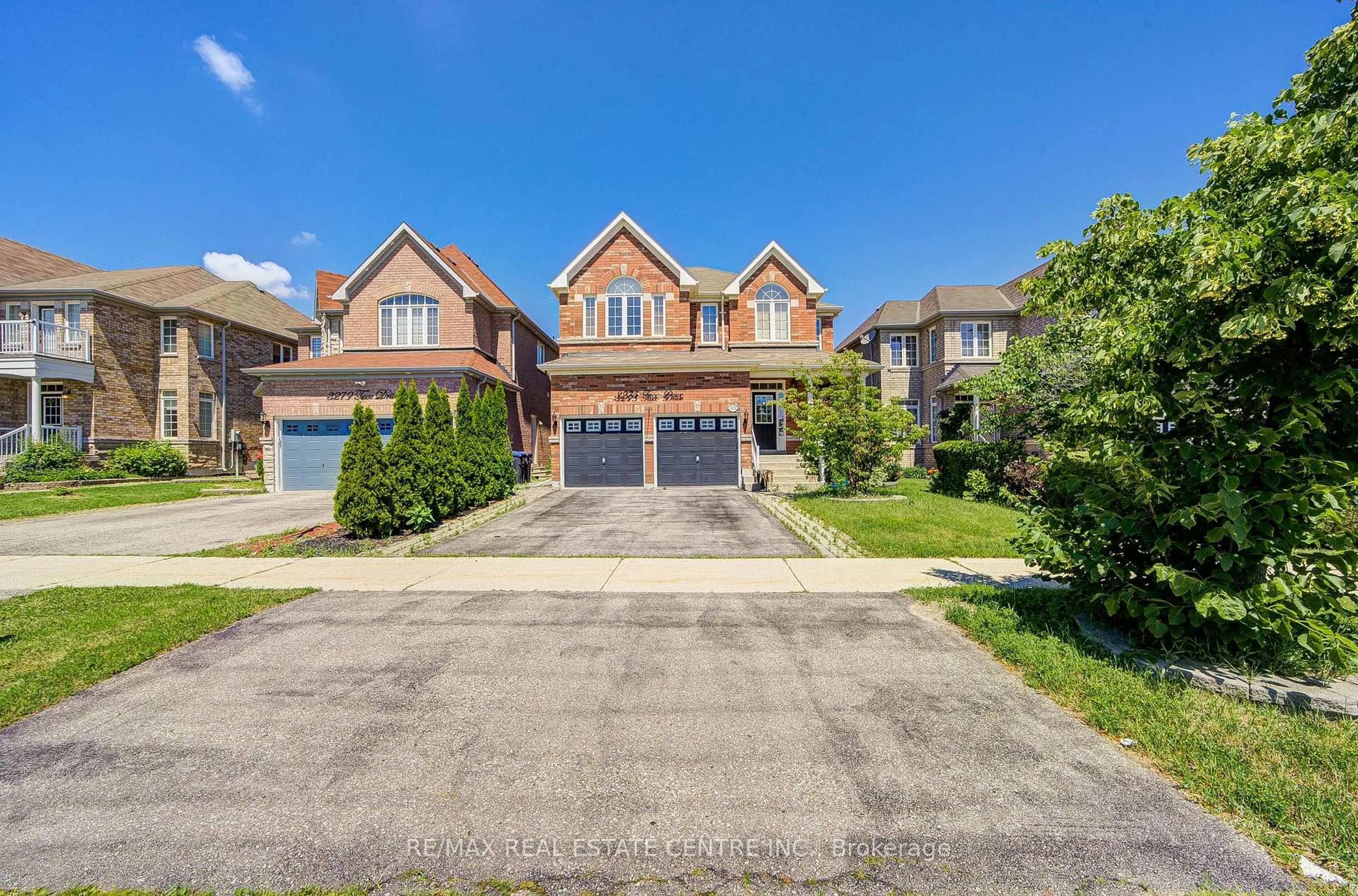 A pic from outside/outdoor area/front of a property/back of a property/a pic from drone, street for 3275 Tacc Dr, Mississauga Ontario L5M 0H4