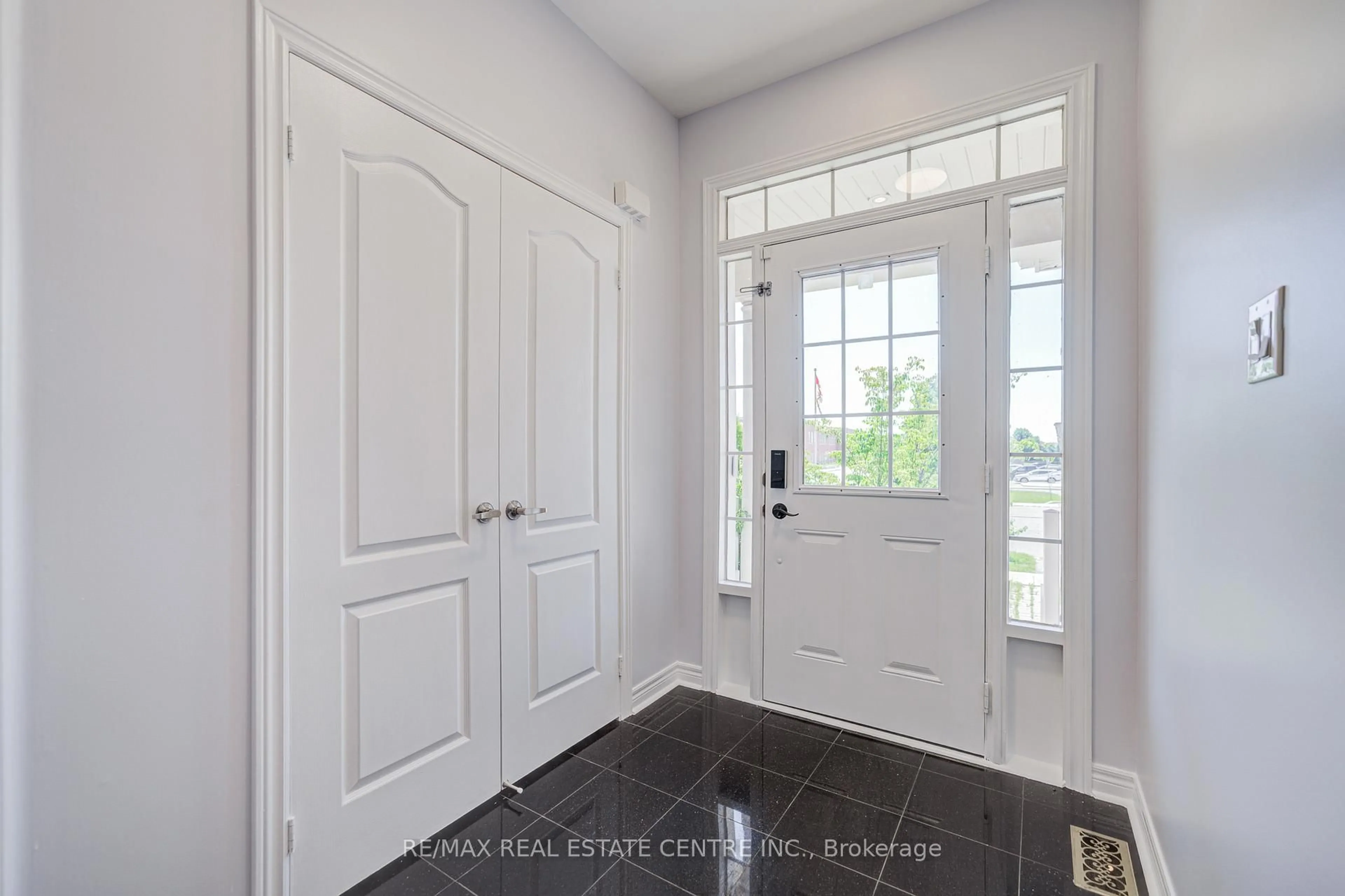 Indoor entryway for 3275 Tacc Dr, Mississauga Ontario L5M 0H4