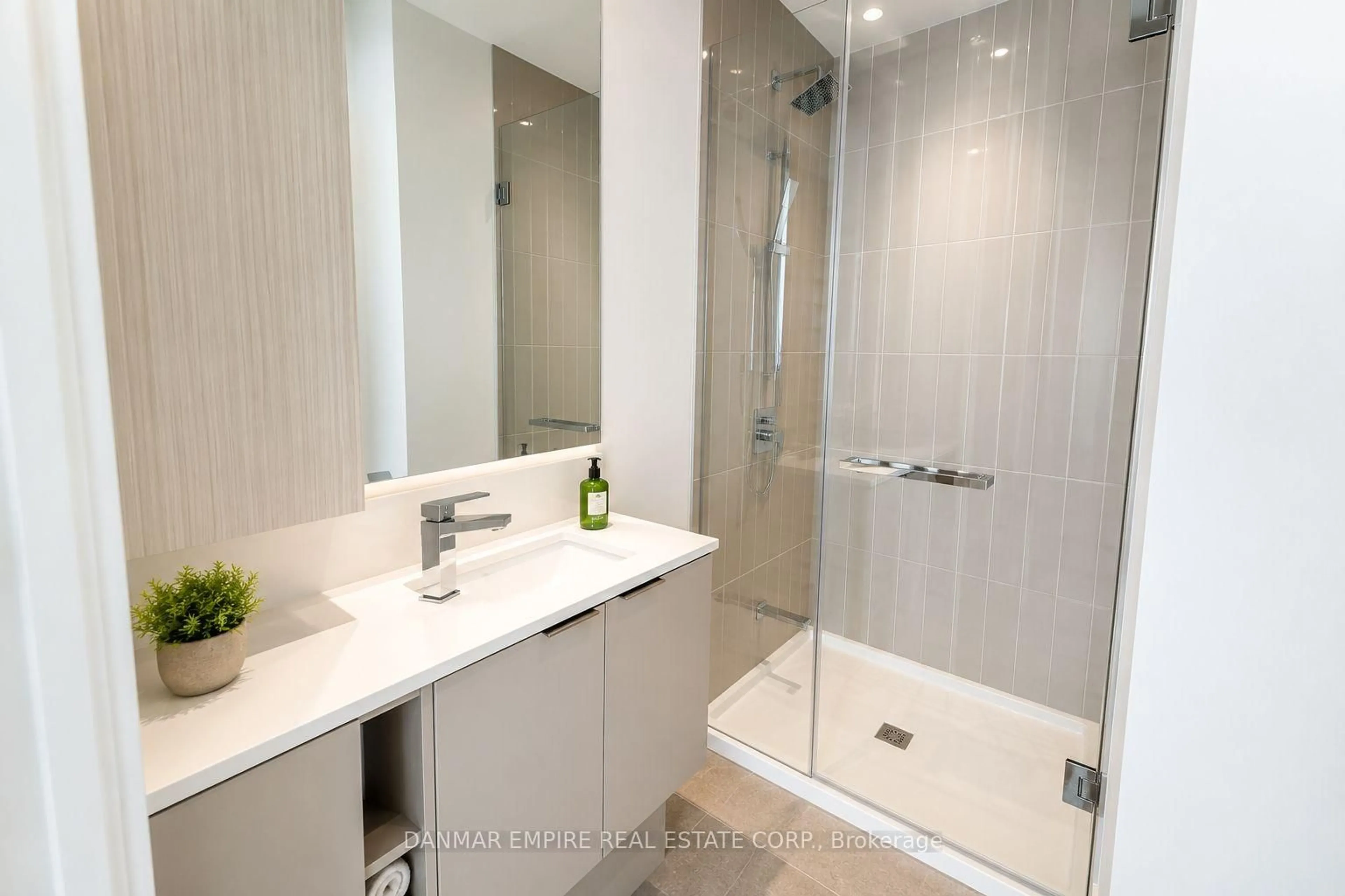 Standard bathroom, ceramic/tile floor for 3900 Confederation Pkwy #1205, Mississauga Ontario L5B 0M3