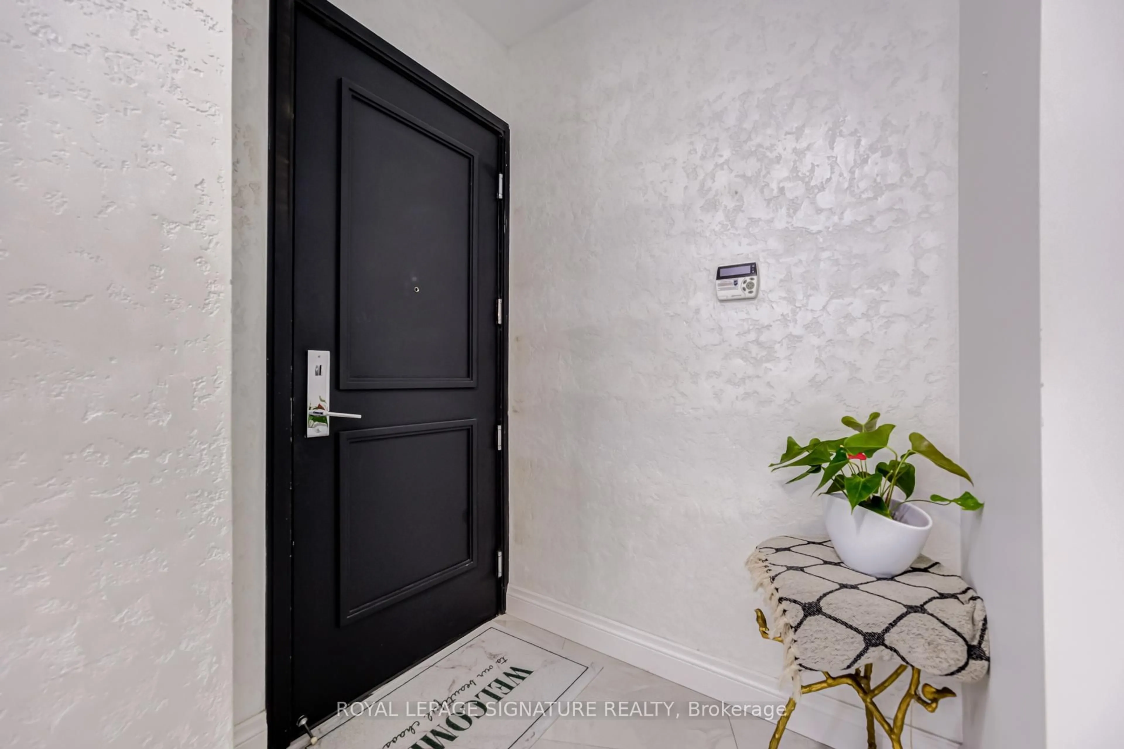 Indoor entryway for 88 Park Lawn Rd #2808, Toronto Ontario M8Y 0B5