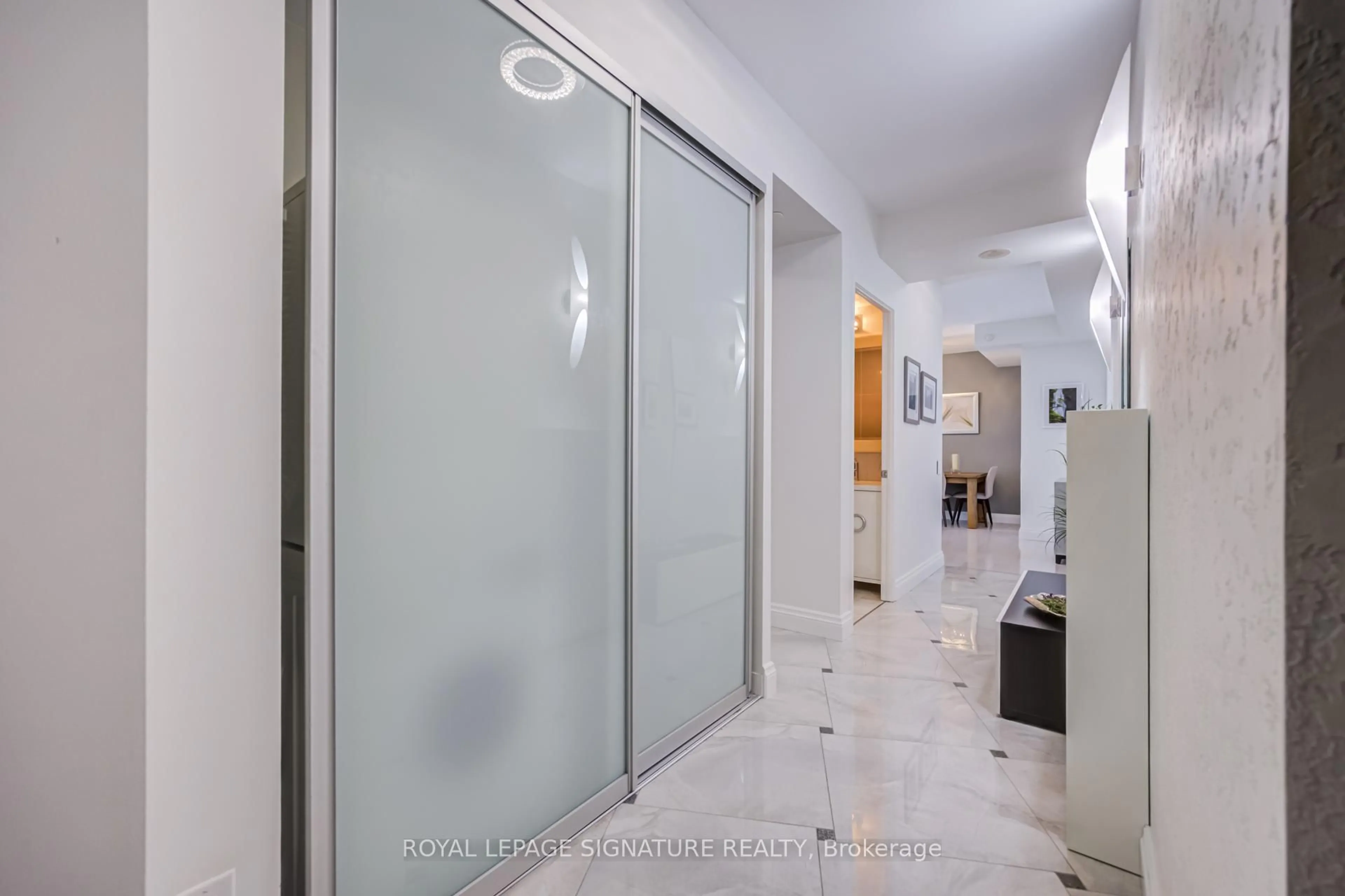 Indoor foyer for 88 Park Lawn Rd #2808, Toronto Ontario M8Y 0B5