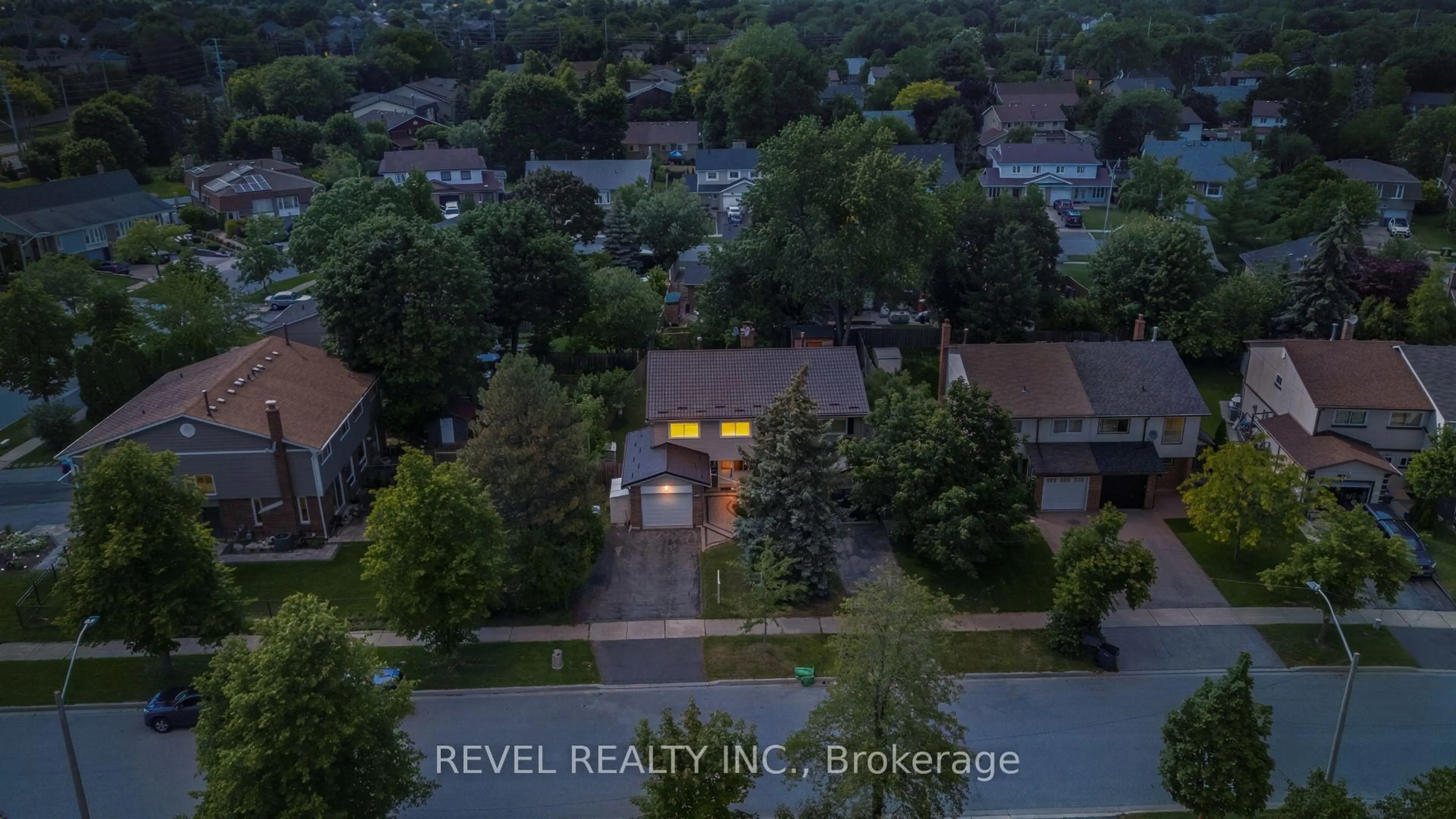 A pic from outside/outdoor area/front of a property/back of a property/a pic from drone, street for 2996 Salerno Cres, Mississauga Ontario L5N 1T6