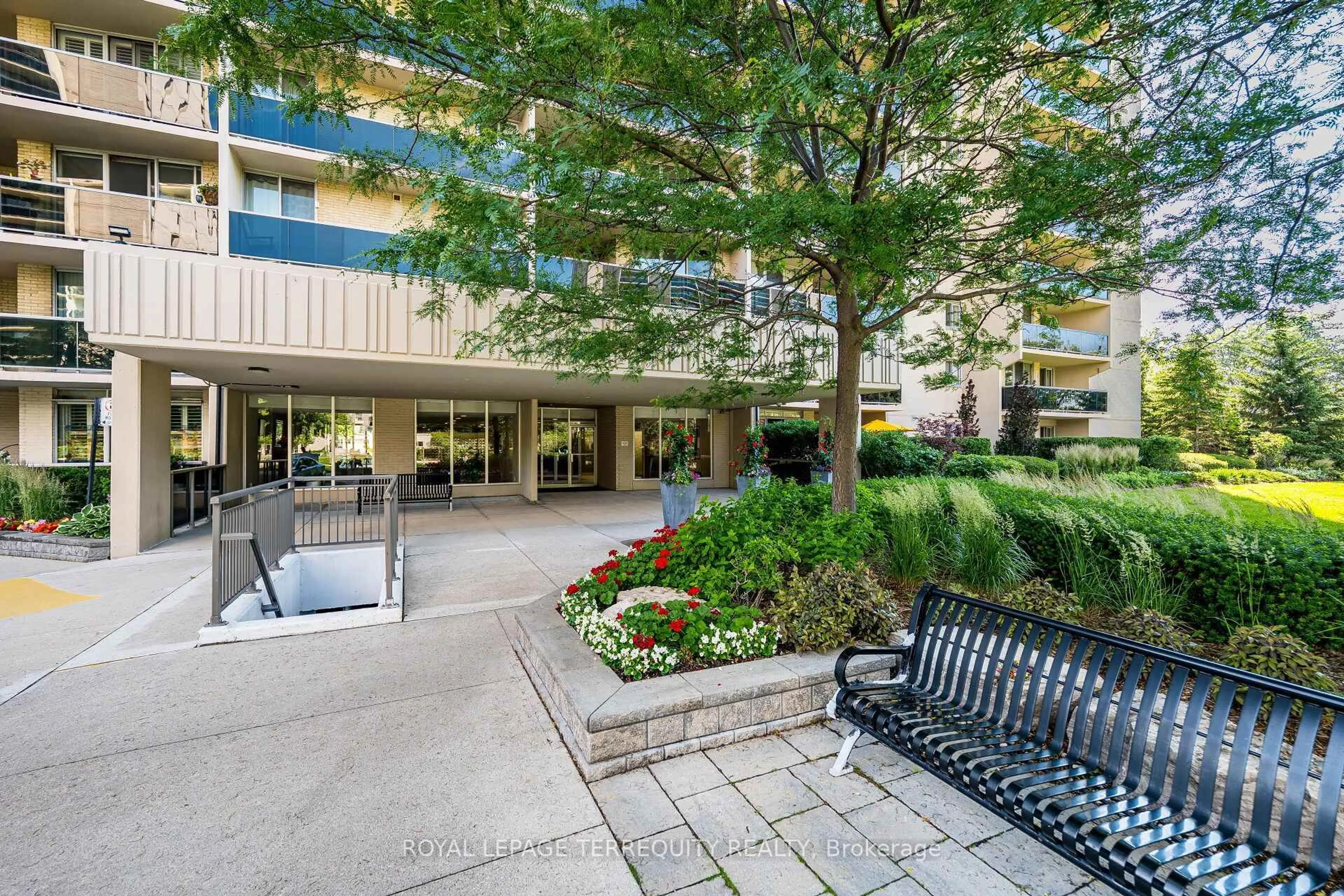 Patio, street for 812 Burnhamthorpe Rd #1809, Toronto Ontario M9C 4W1