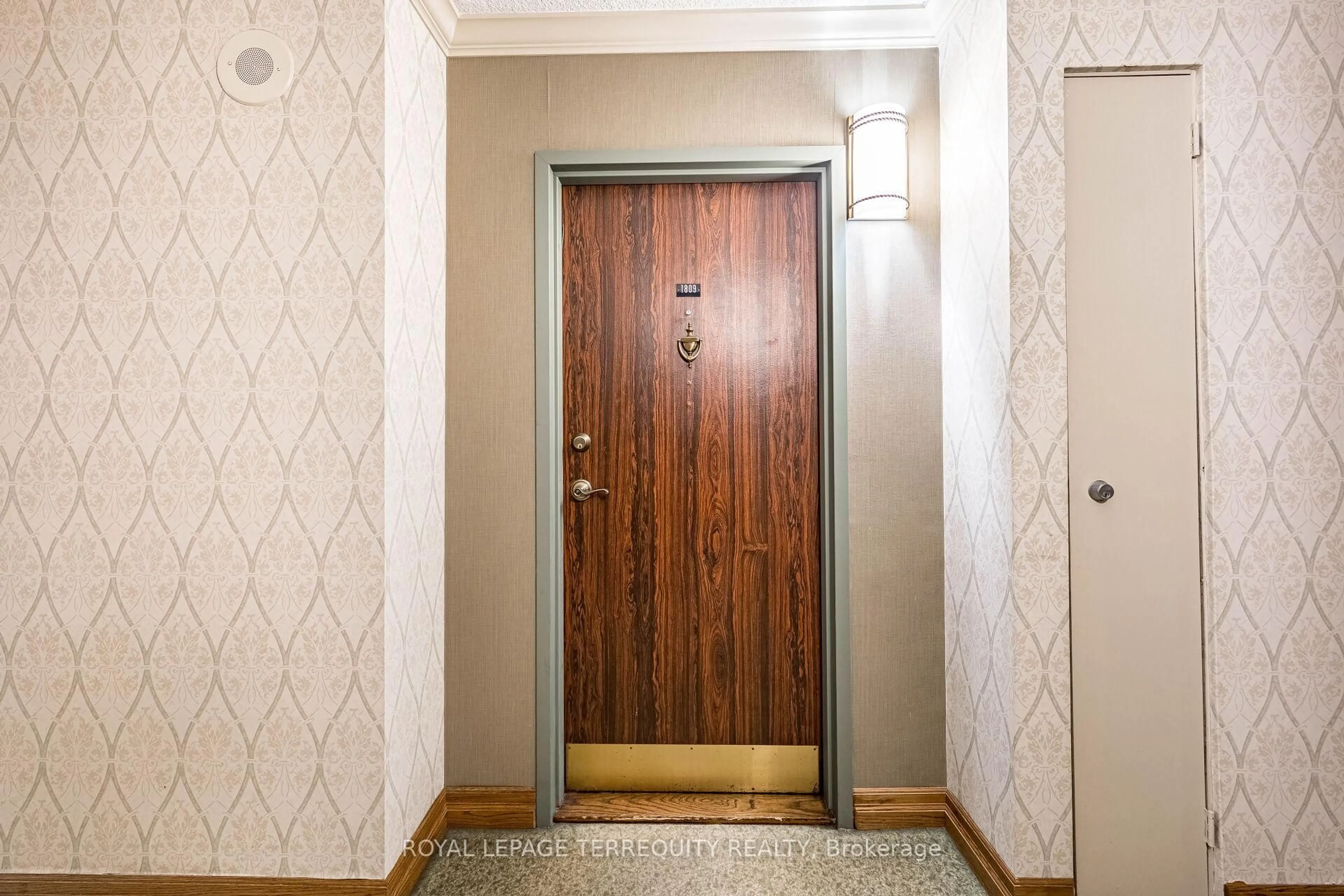Indoor foyer for 812 Burnhamthorpe Rd #1809, Toronto Ontario M9C 4W1