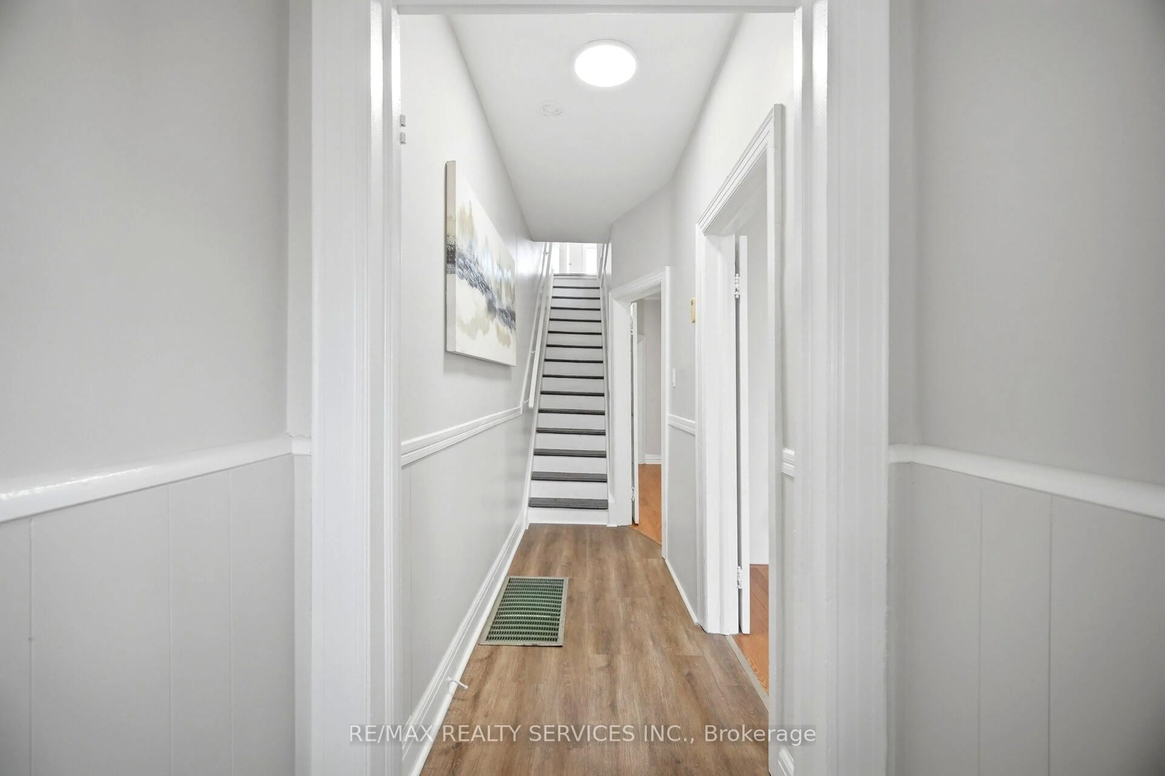 Indoor entryway for 1147 Dufferin St, Toronto Ontario M6H 4B7