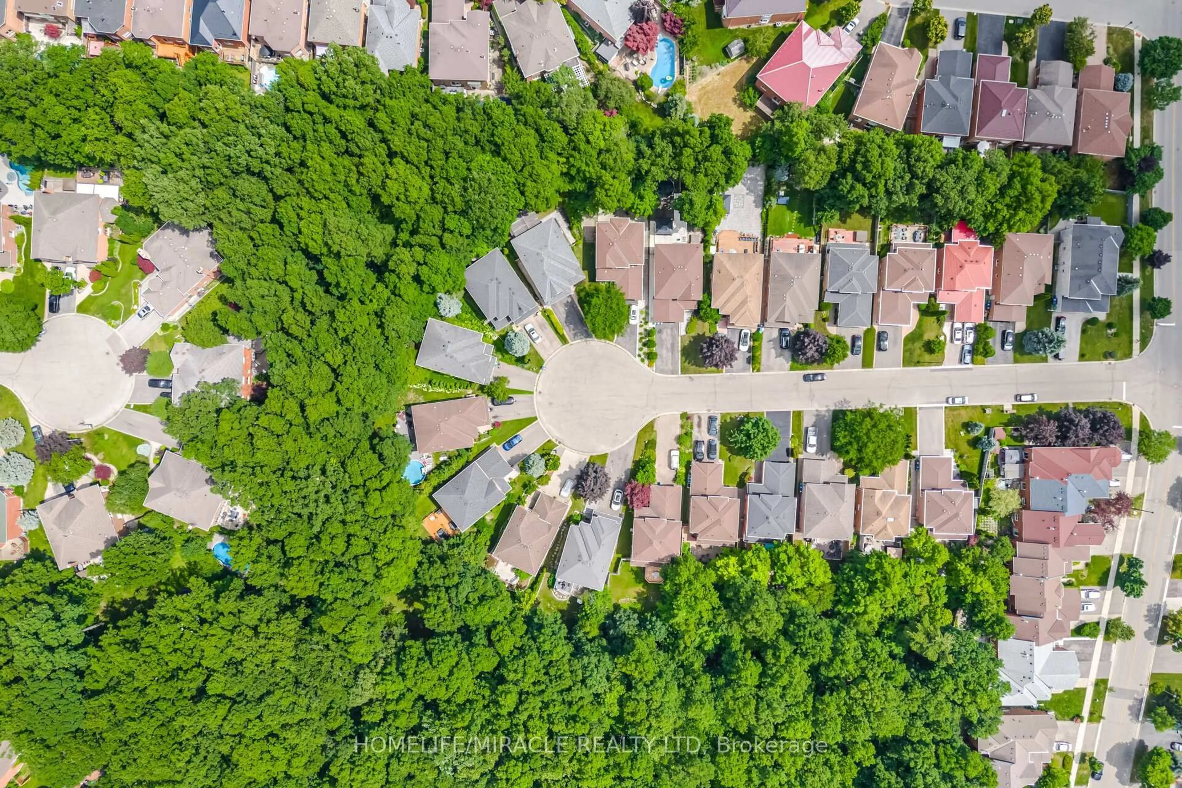 A pic from outside/outdoor area/front of a property/back of a property/a pic from drone, street for 6089 Carradine Crt, Mississauga Ontario L5V 2C2
