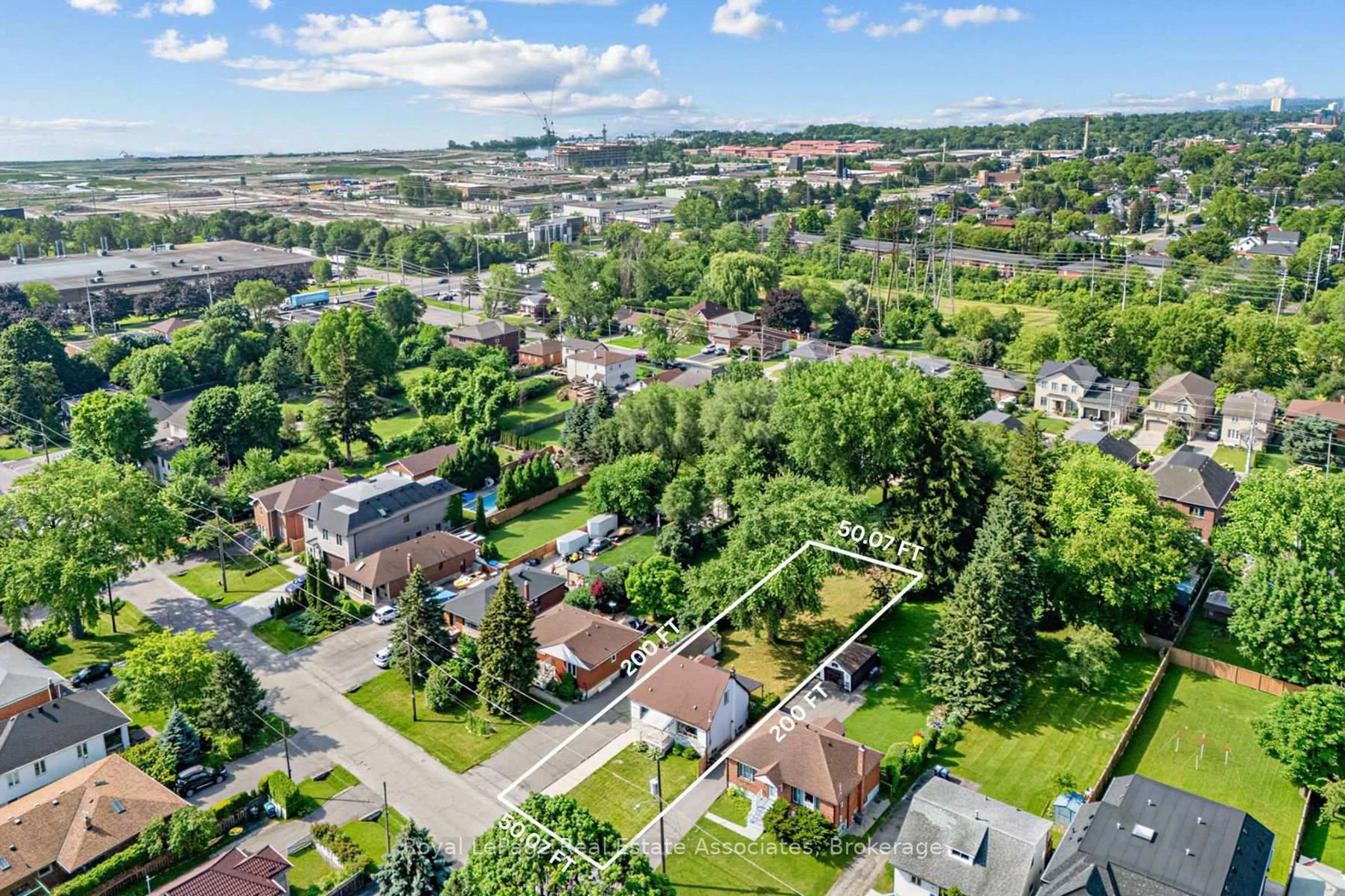 A pic from outside/outdoor area/front of a property/back of a property/a pic from drone, street for 1072 Orchard Rd, Mississauga Ontario L5E 2N9