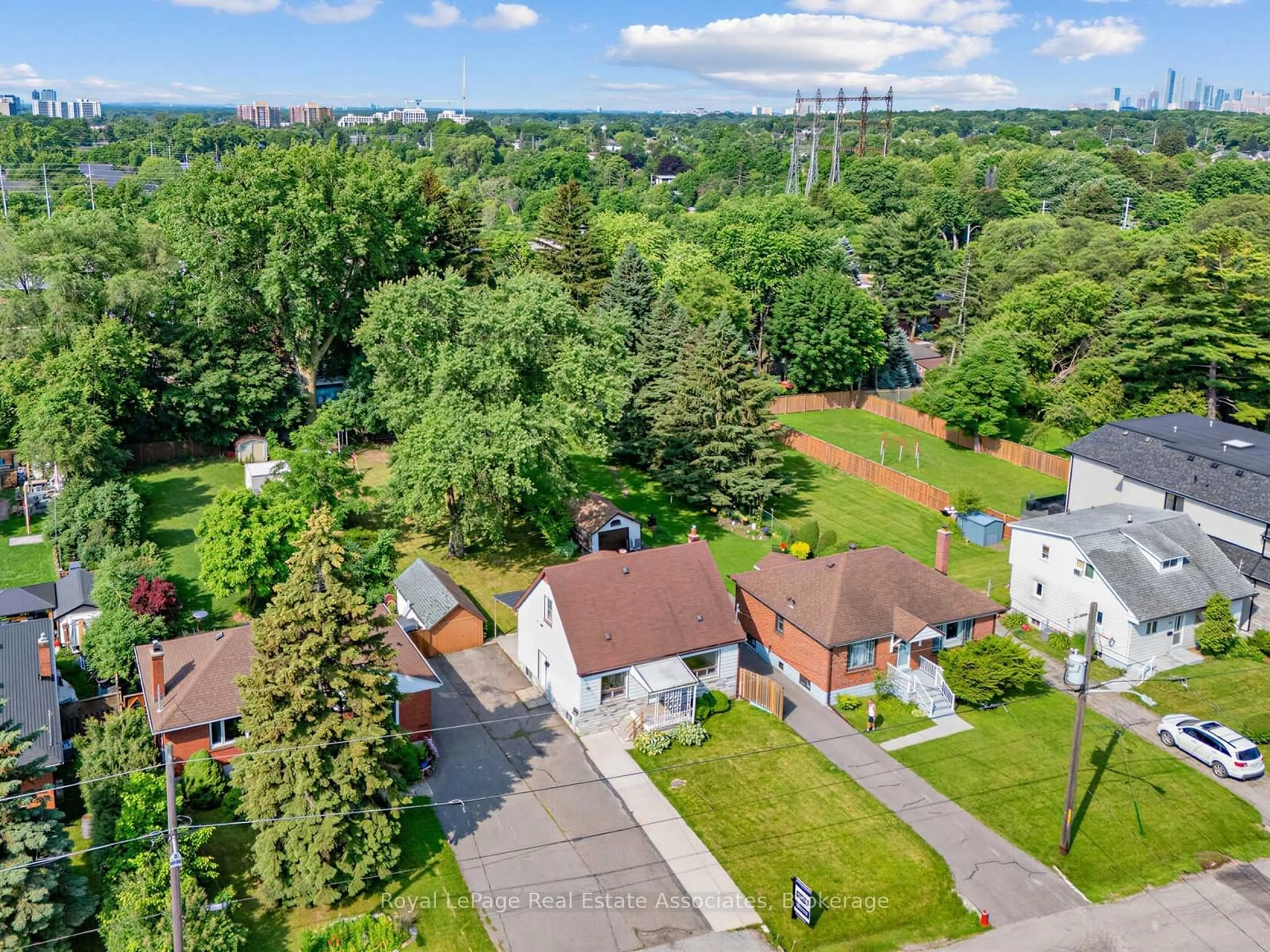 A pic from outside/outdoor area/front of a property/back of a property/a pic from drone, street for 1072 Orchard Rd, Mississauga Ontario L5E 2N9