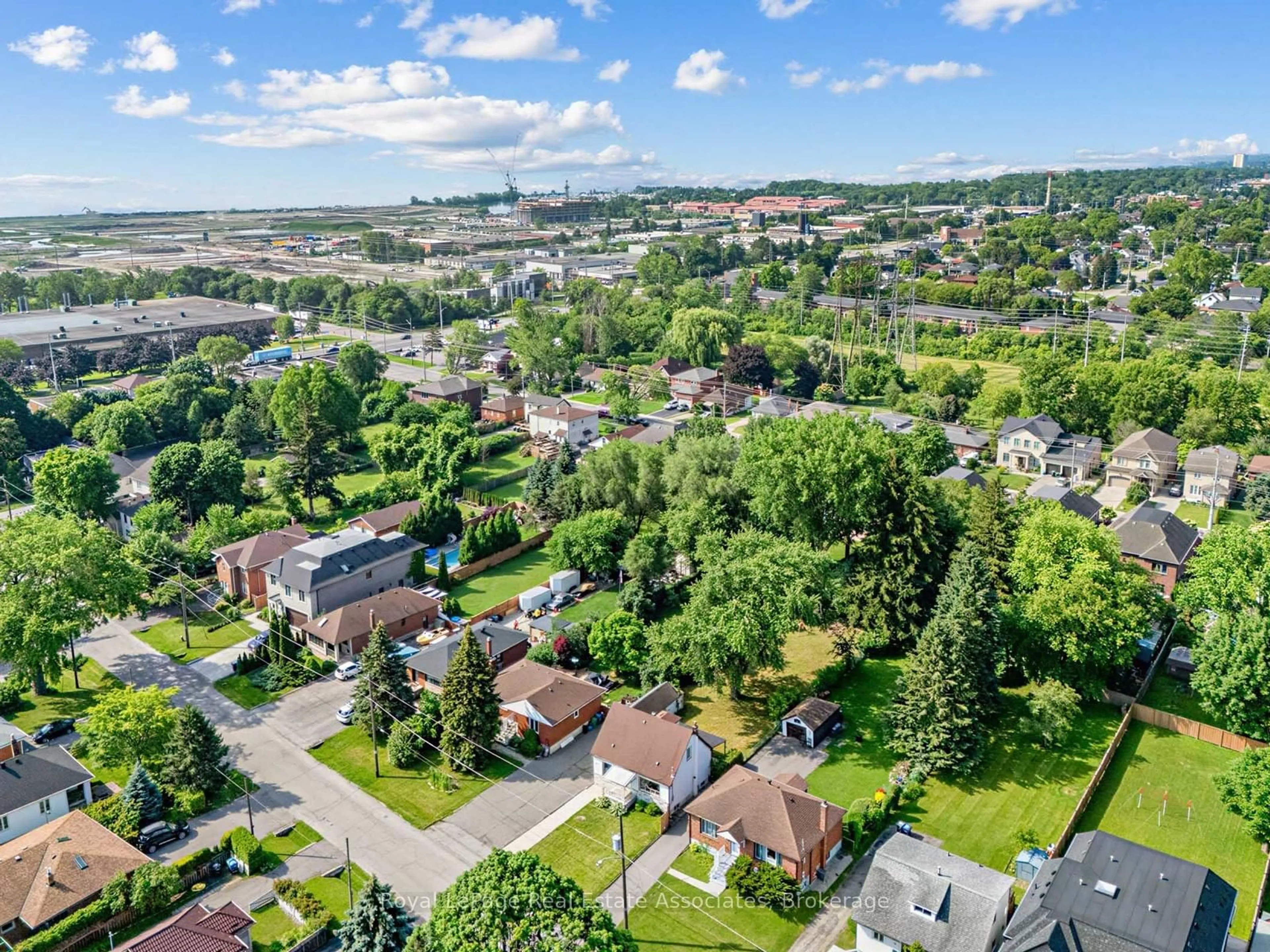 A pic from outside/outdoor area/front of a property/back of a property/a pic from drone, street for 1072 Orchard Rd, Mississauga Ontario L5E 2N9
