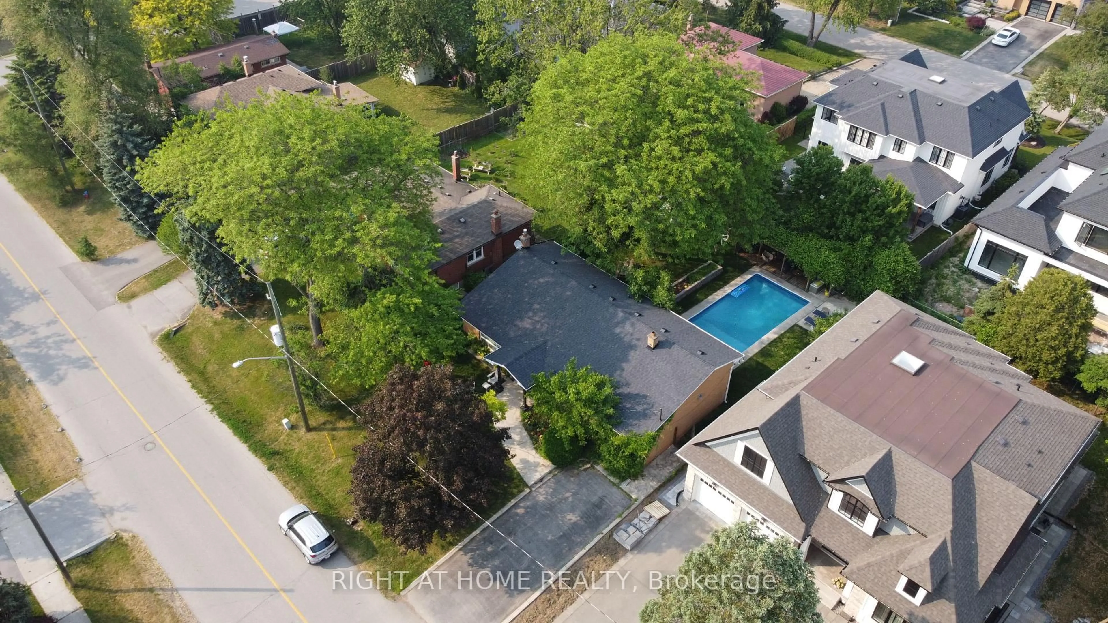 A pic from outside/outdoor area/front of a property/back of a property/a pic from drone, unknown for 423 Scarsdale Cres, Oakville Ontario L6L 3W6