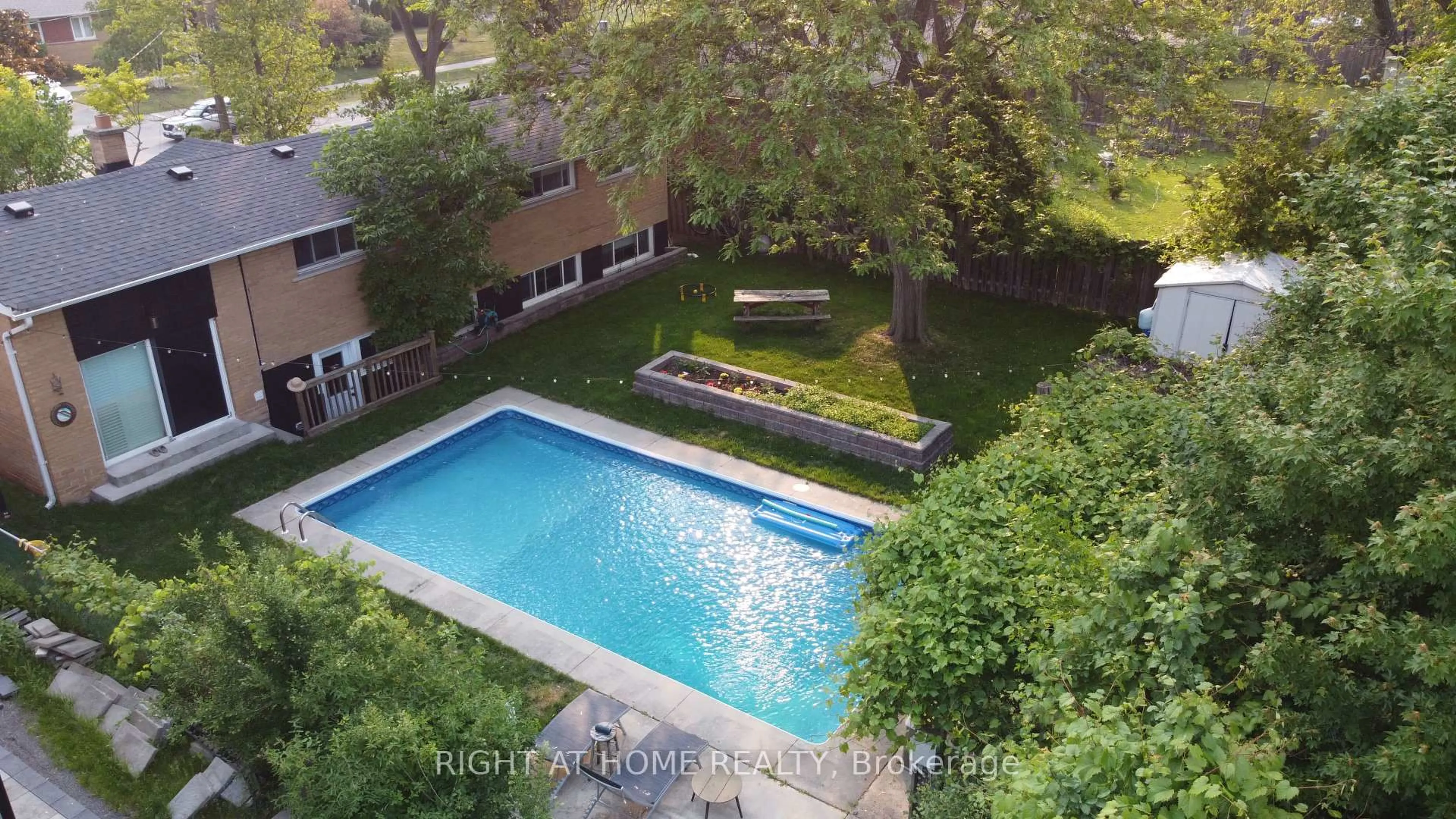 Pool for 423 Scarsdale Cres, Oakville Ontario L6L 3W6