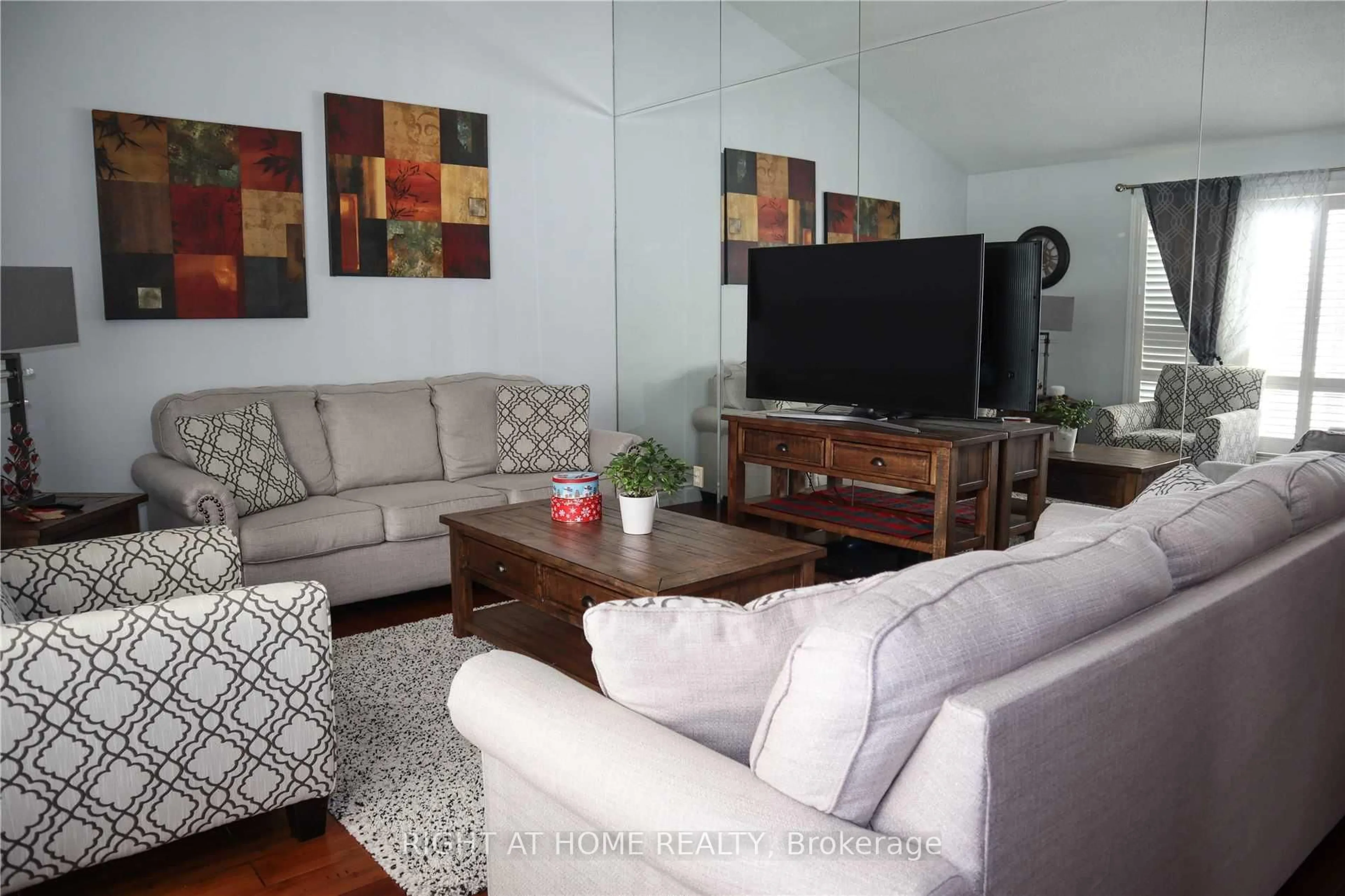 Living room with furniture, wood/laminate floor for 423 Scarsdale Cres, Oakville Ontario L6L 3W6