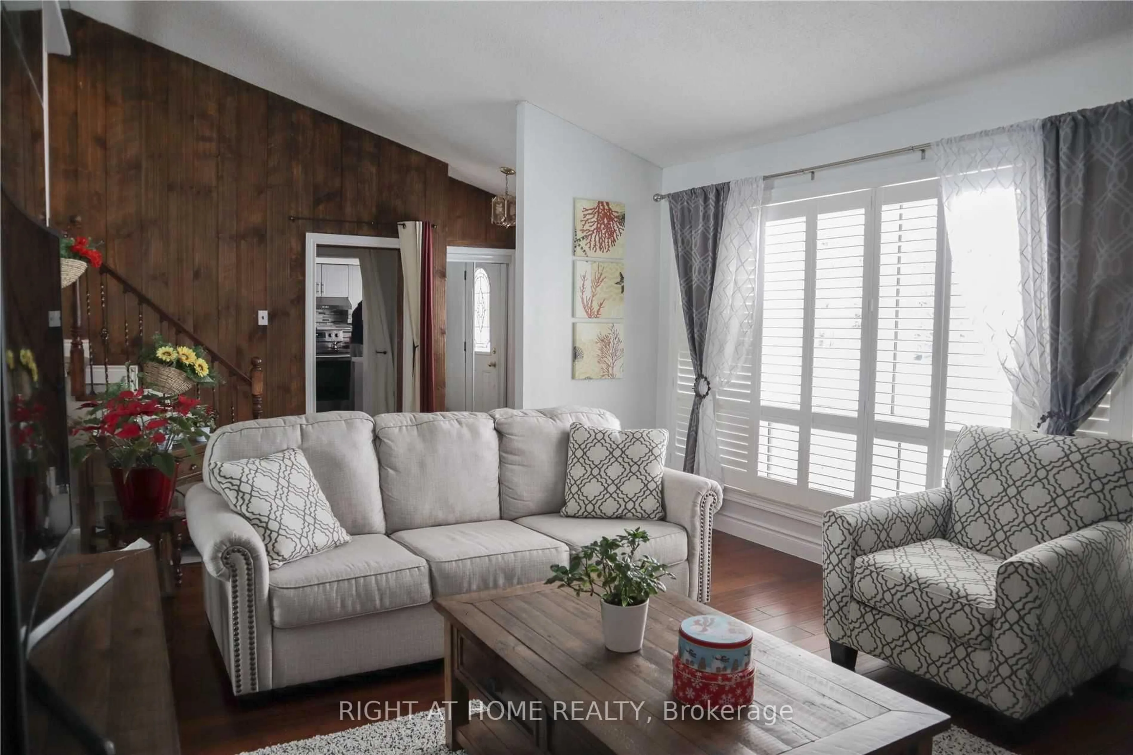 Living room with furniture, wood/laminate floor for 423 Scarsdale Cres, Oakville Ontario L6L 3W6