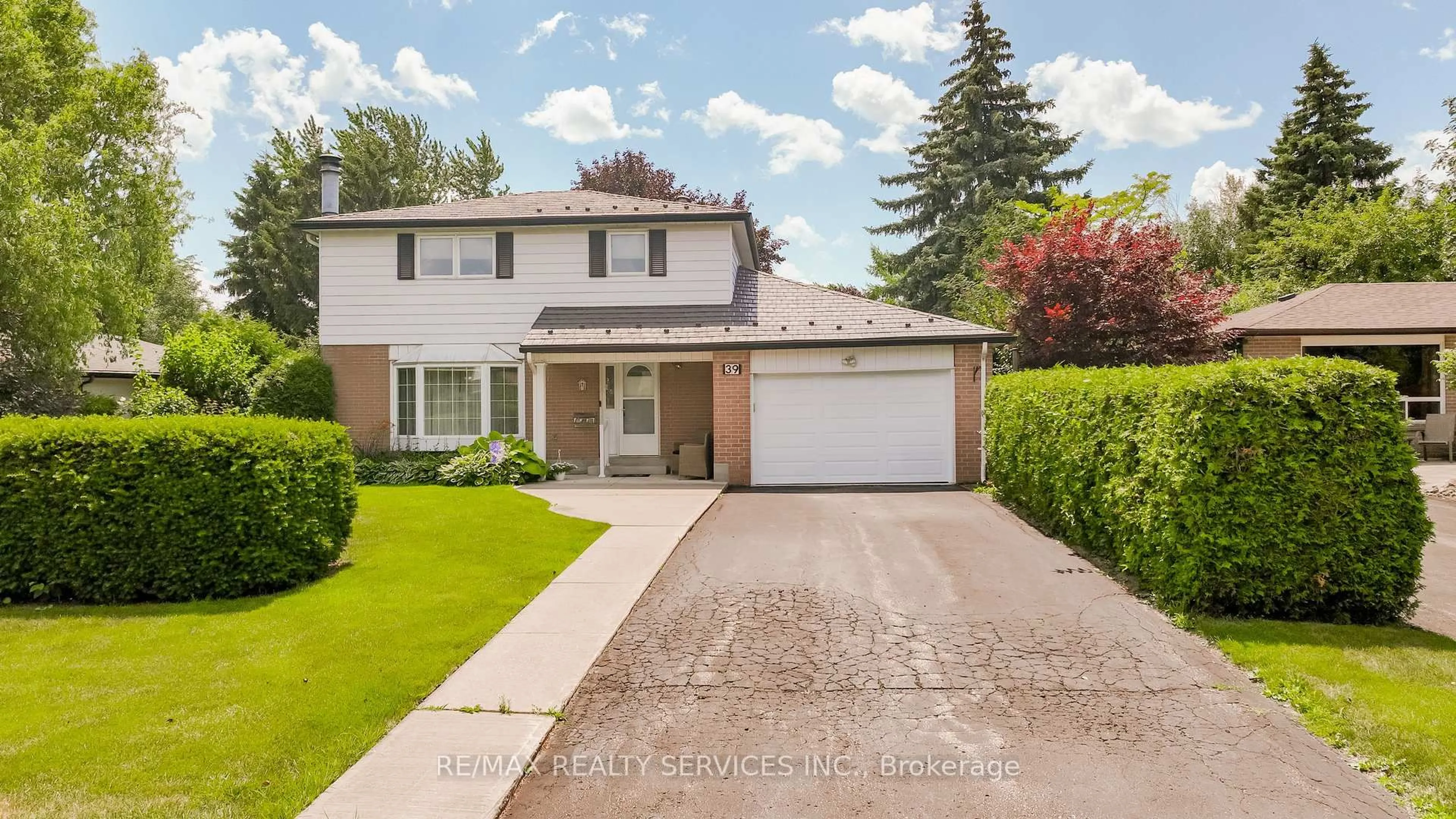 A pic from outside/outdoor area/front of a property/back of a property/a pic from drone, street for 39 Dunblaine Cres, Brampton Ontario L6T 3H1