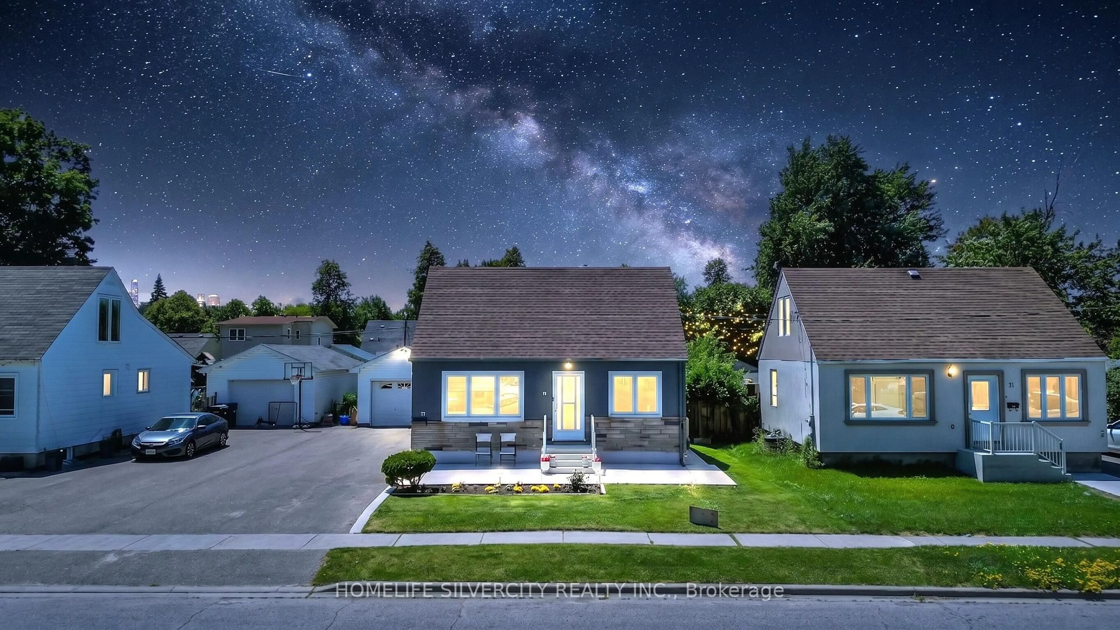 Home with vinyl exterior material, street for 19 Pleasantview Ave, Brampton Ontario L6X 1W5