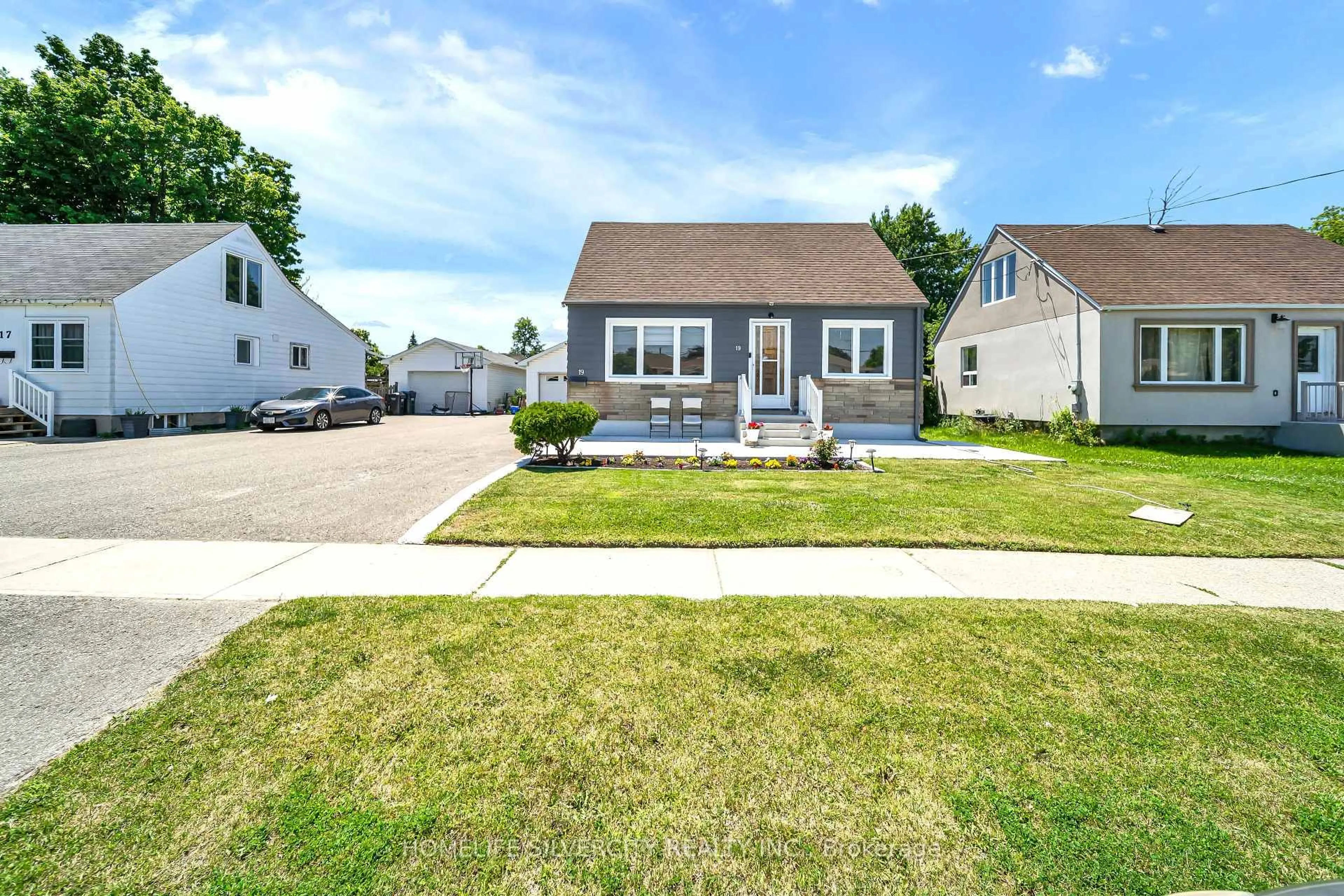 Home with vinyl exterior material, street for 19 Pleasantview Ave, Brampton Ontario L6X 1W5