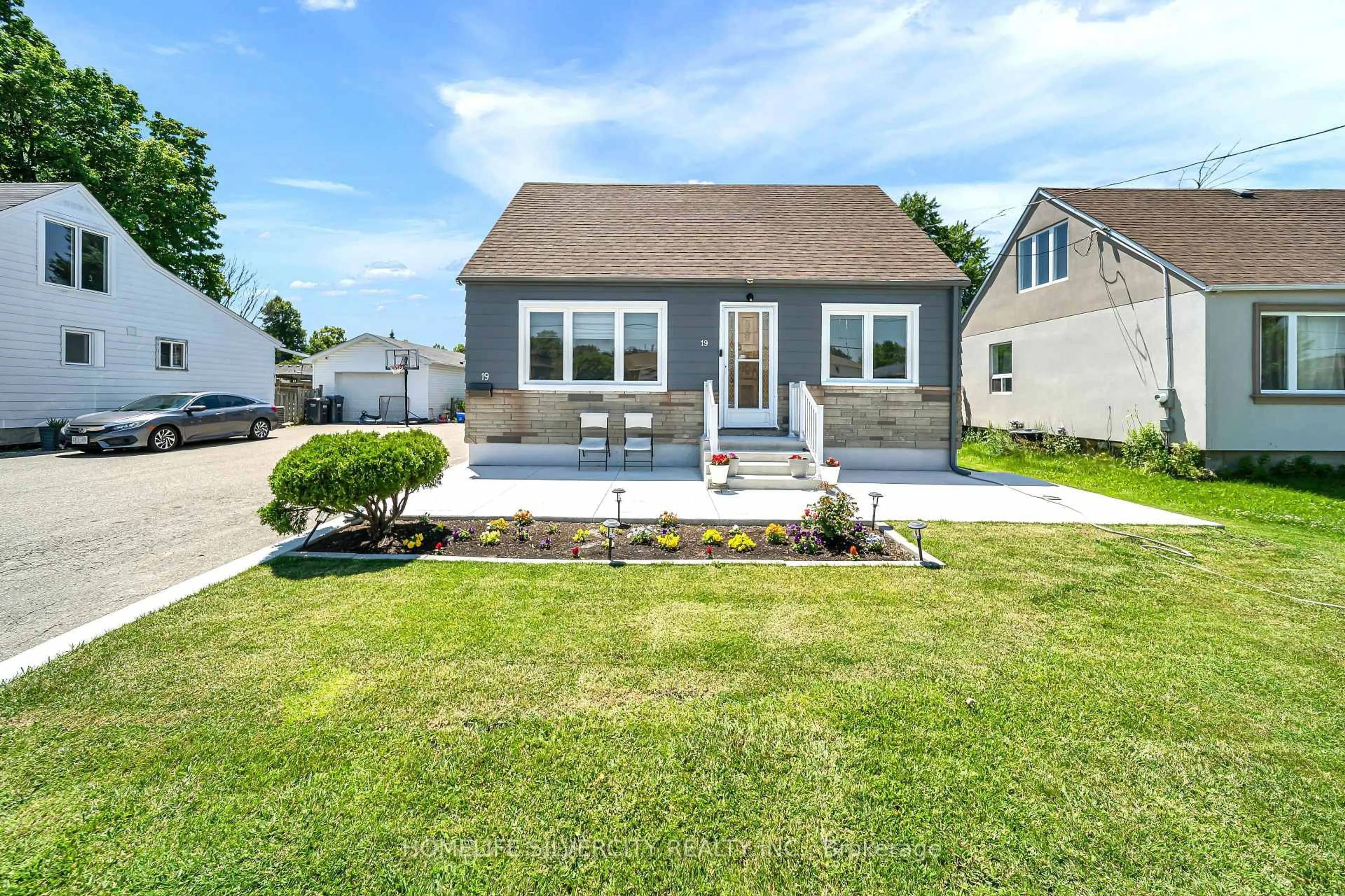 Home with vinyl exterior material, street for 19 Pleasantview Ave, Brampton Ontario L6X 1W5