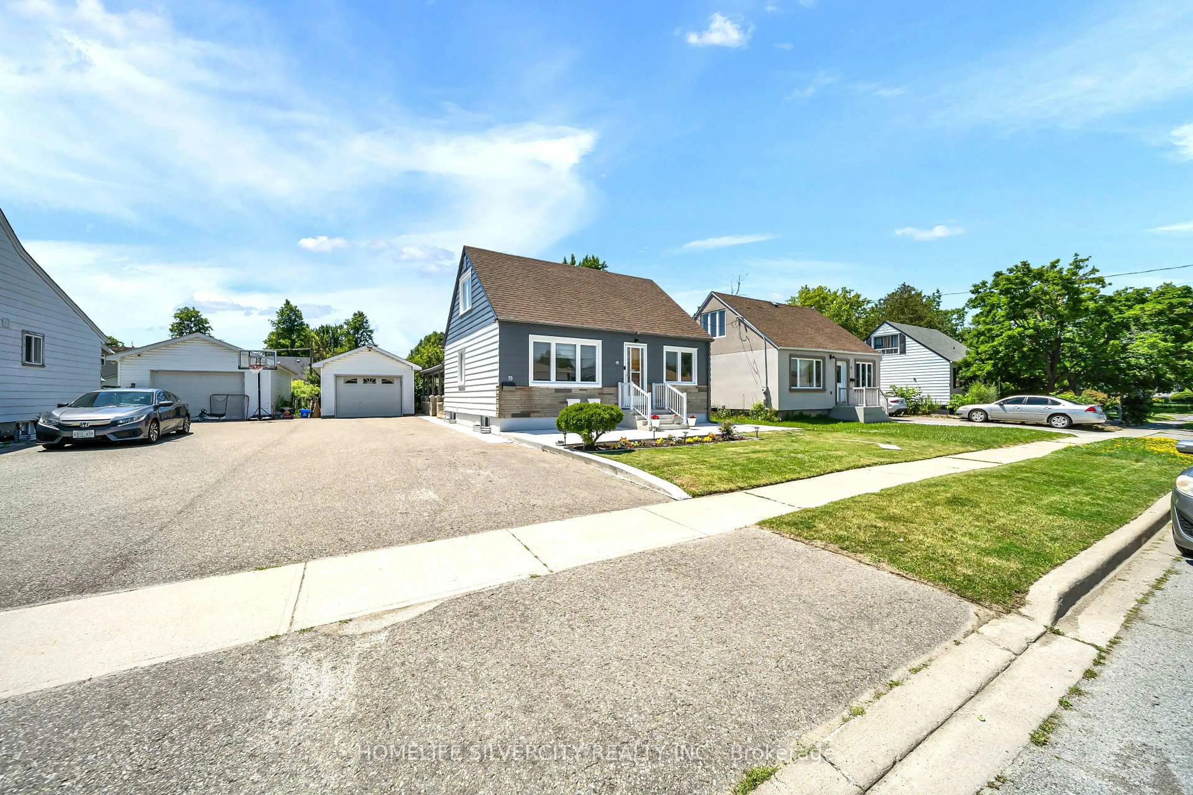 A pic from outside/outdoor area/front of a property/back of a property/a pic from drone, street for 19 Pleasantview Ave, Brampton Ontario L6X 1W5
