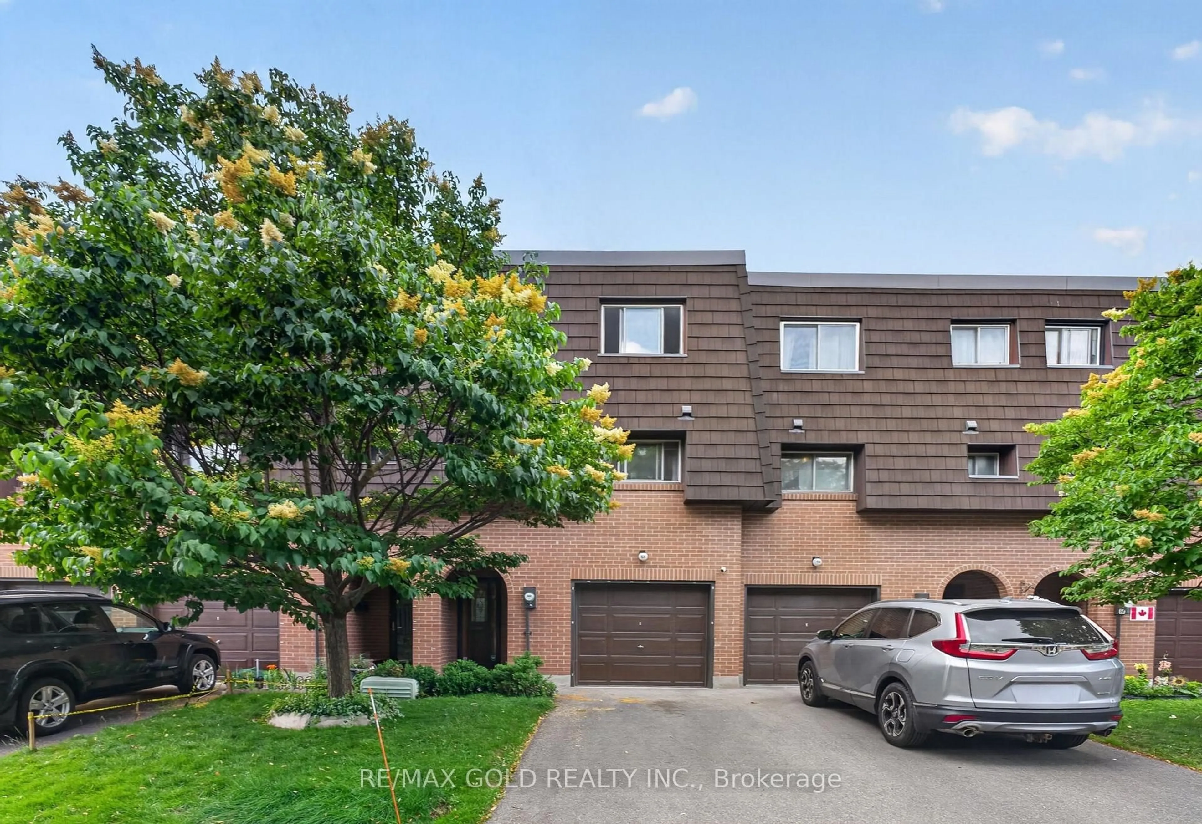 A pic from outside/outdoor area/front of a property/back of a property/a pic from drone, unknown for 68 Darras Crt #5, Brampton Ontario L6T 1W7