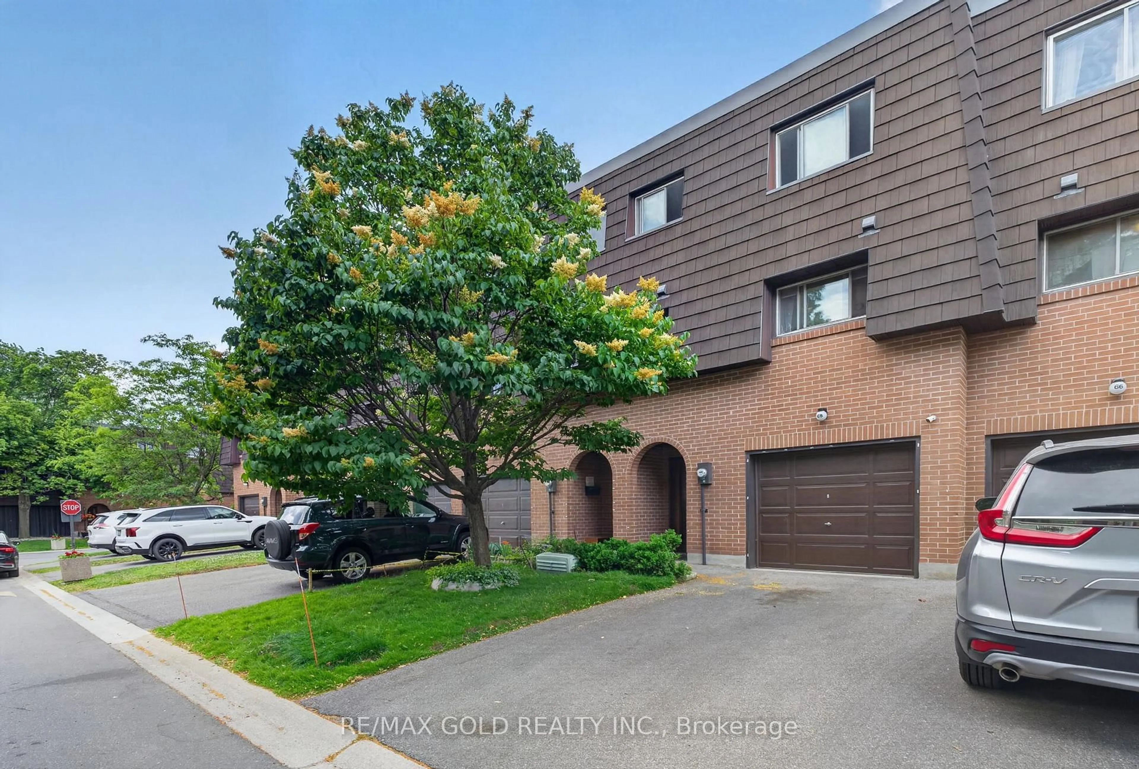 A pic from outside/outdoor area/front of a property/back of a property/a pic from drone, street for 68 Darras Crt #5, Brampton Ontario L6T 1W7