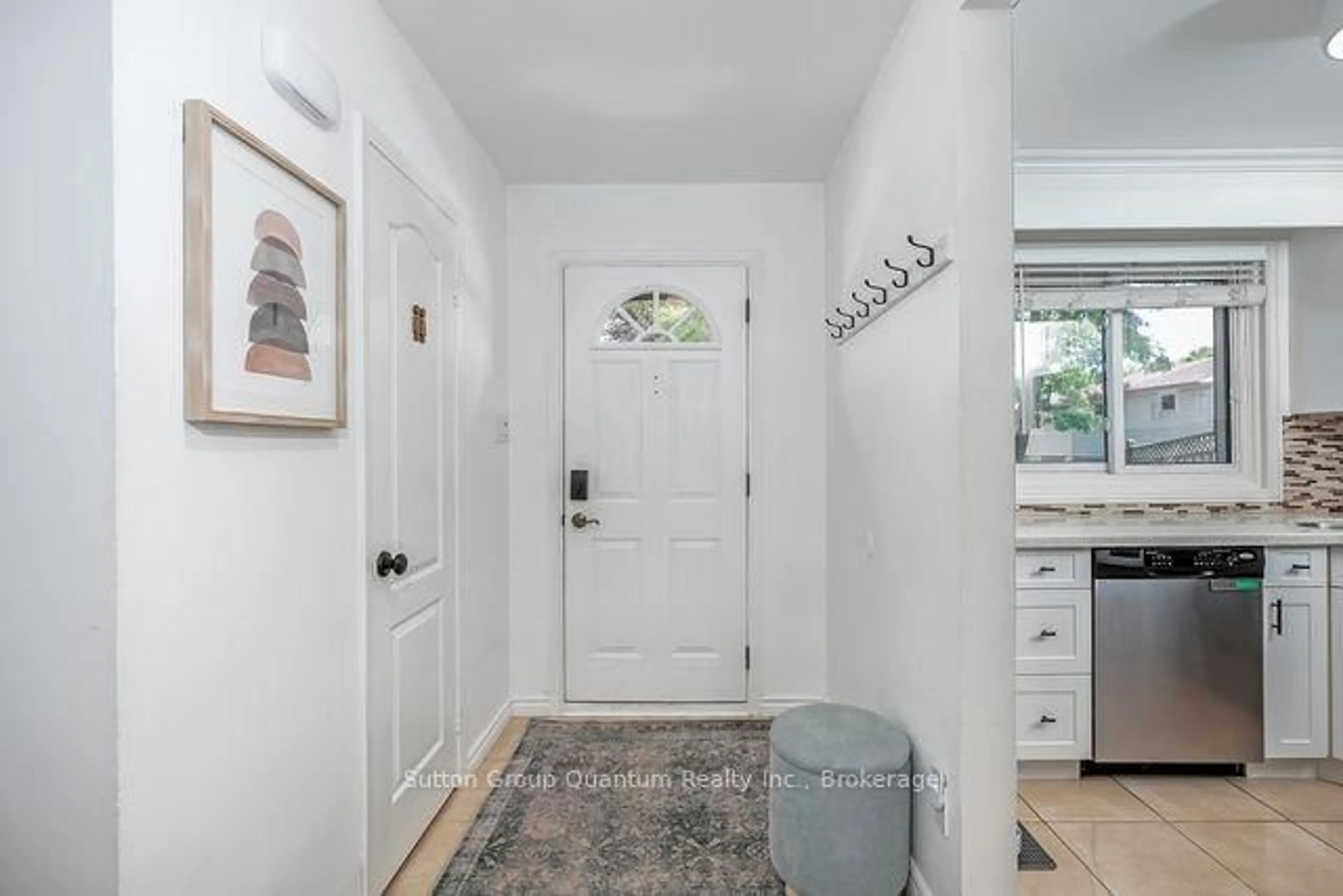 Indoor entryway for 61 Sarah Lane #24, Oakville Ontario L6L 3V2