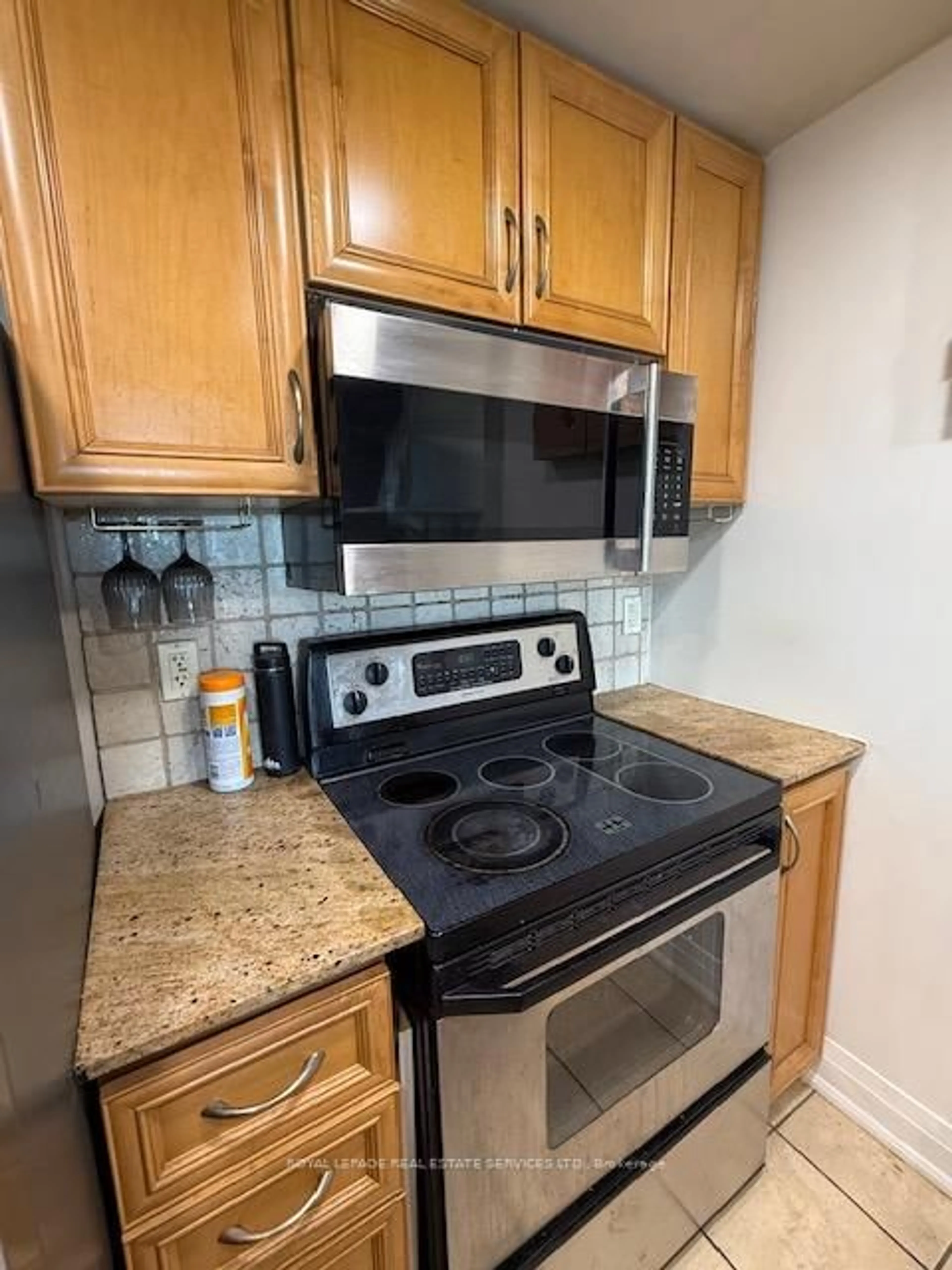 Standard kitchen, unknown for 2737 Keele St #709, Toronto Ontario M3M 2E9