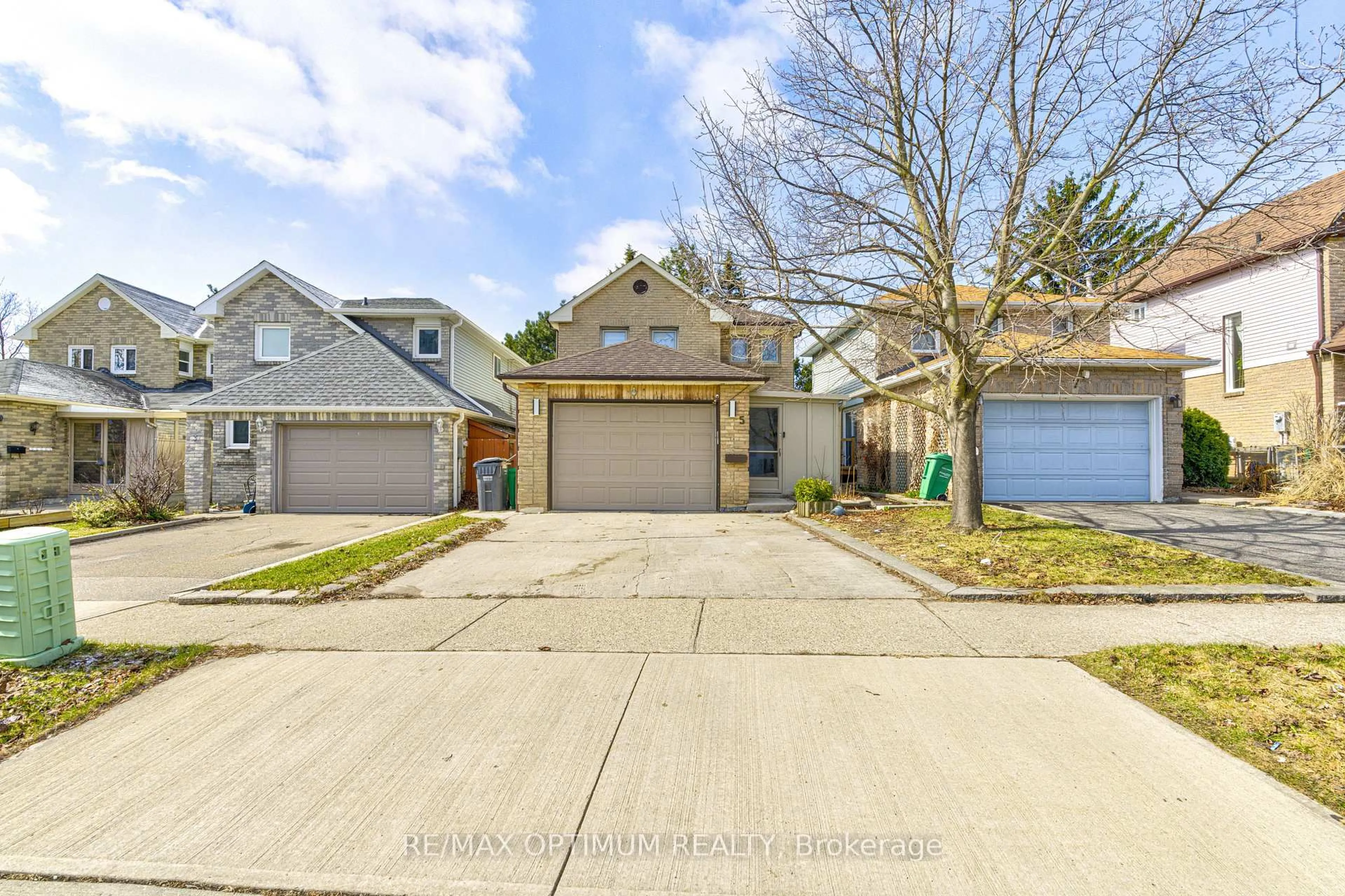 A pic from outside/outdoor area/front of a property/back of a property/a pic from drone, street for 5 Roehampton Cres, Brampton Ontario L6Y 2R3