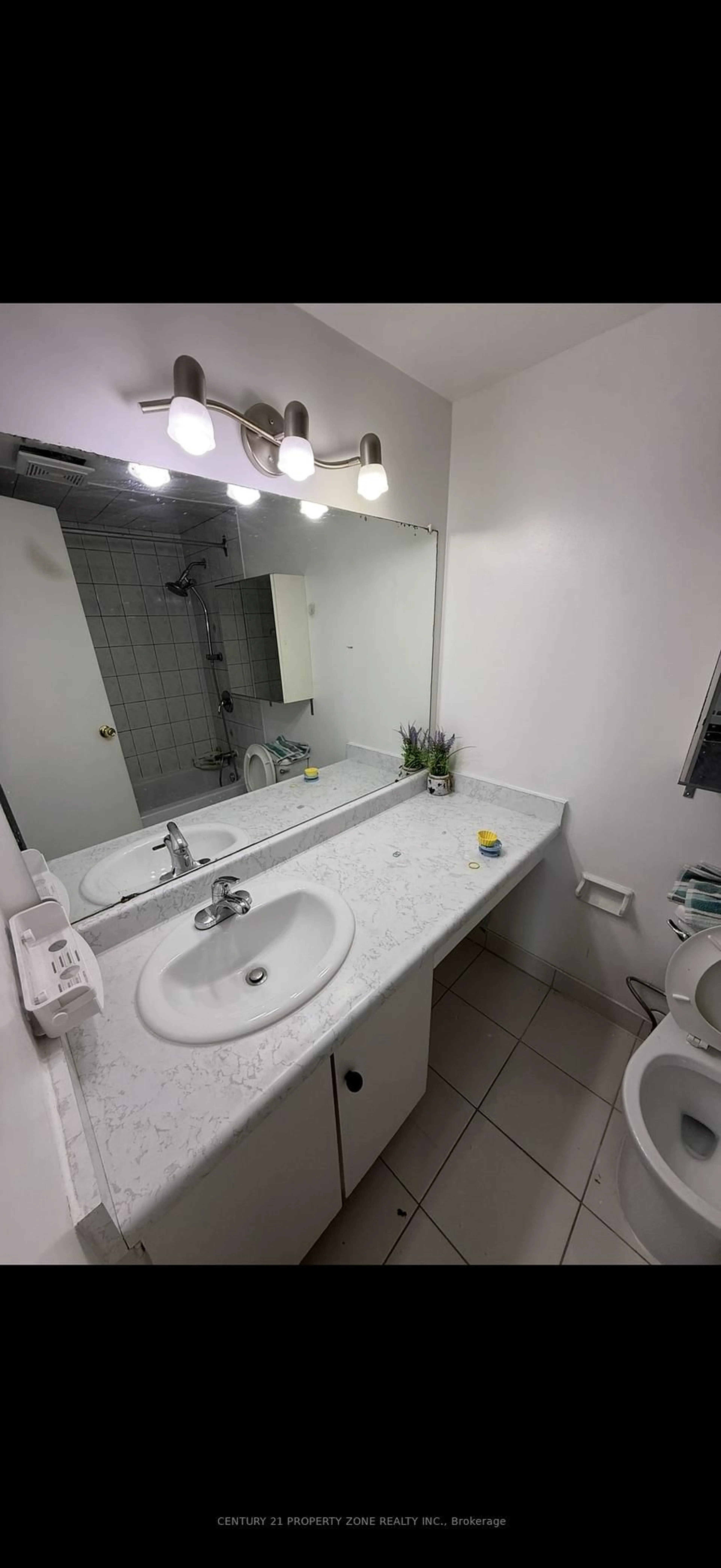 Standard bathroom, floor is not visible for 530 Lolita Gdns #702, Mississauga Ontario L5A 2A8